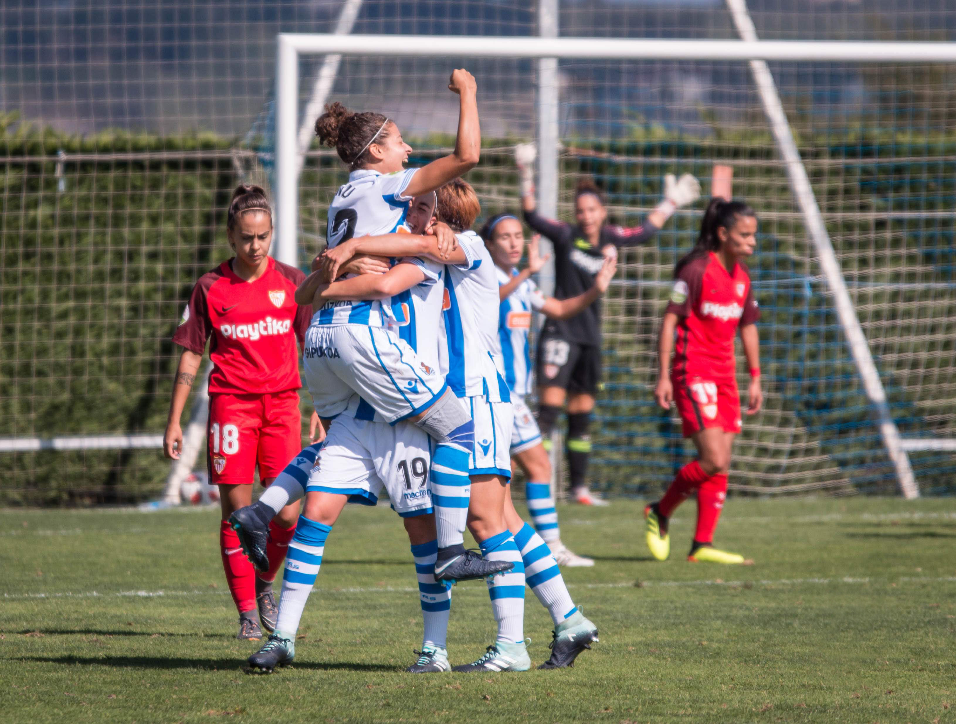 Las jugadoras de la Real Sociedad celebran su victoria sobre el primer equipo femenino del Sevilla FC