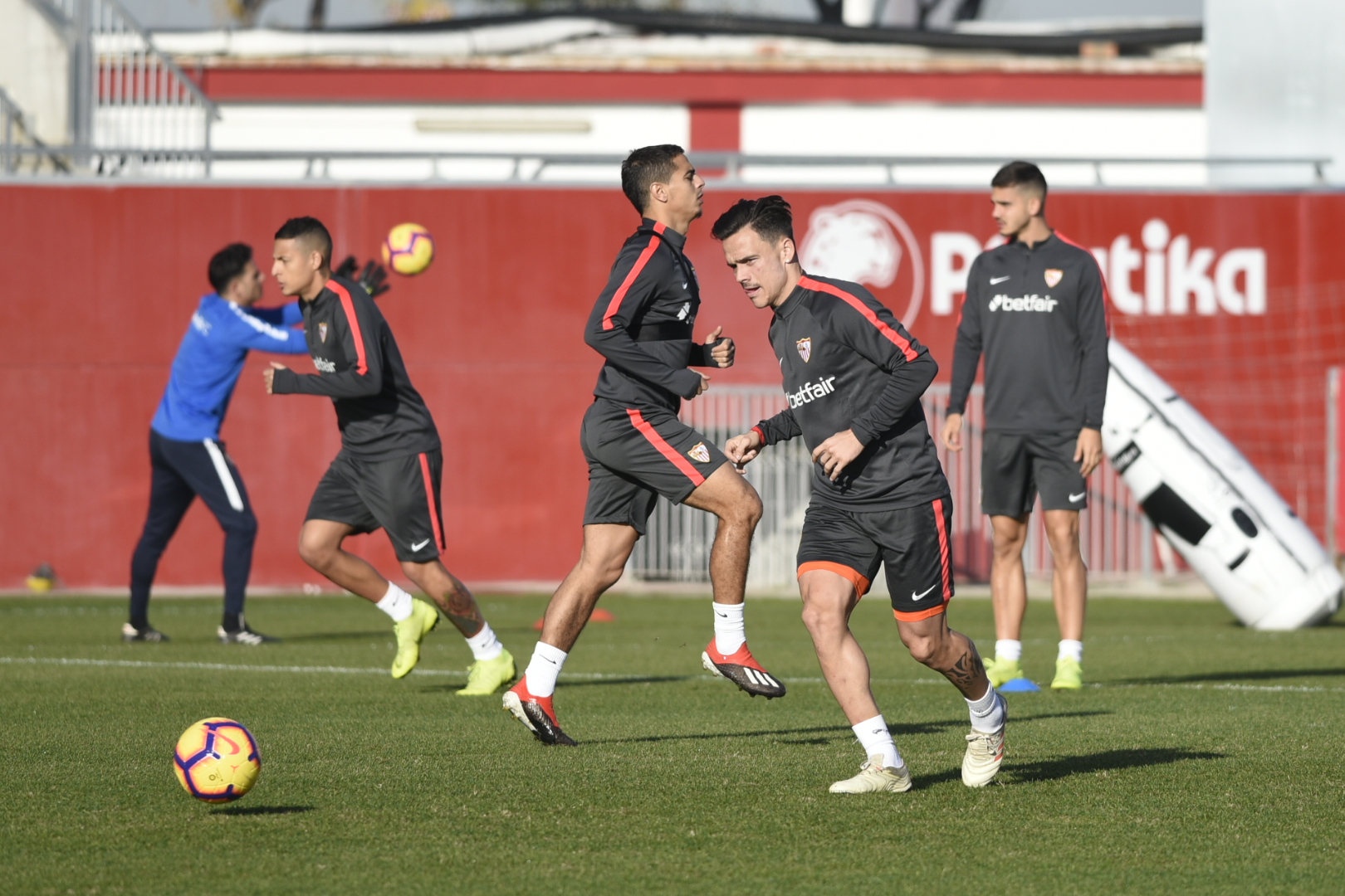 Roque Mesa se entrena con el Sevilla FC