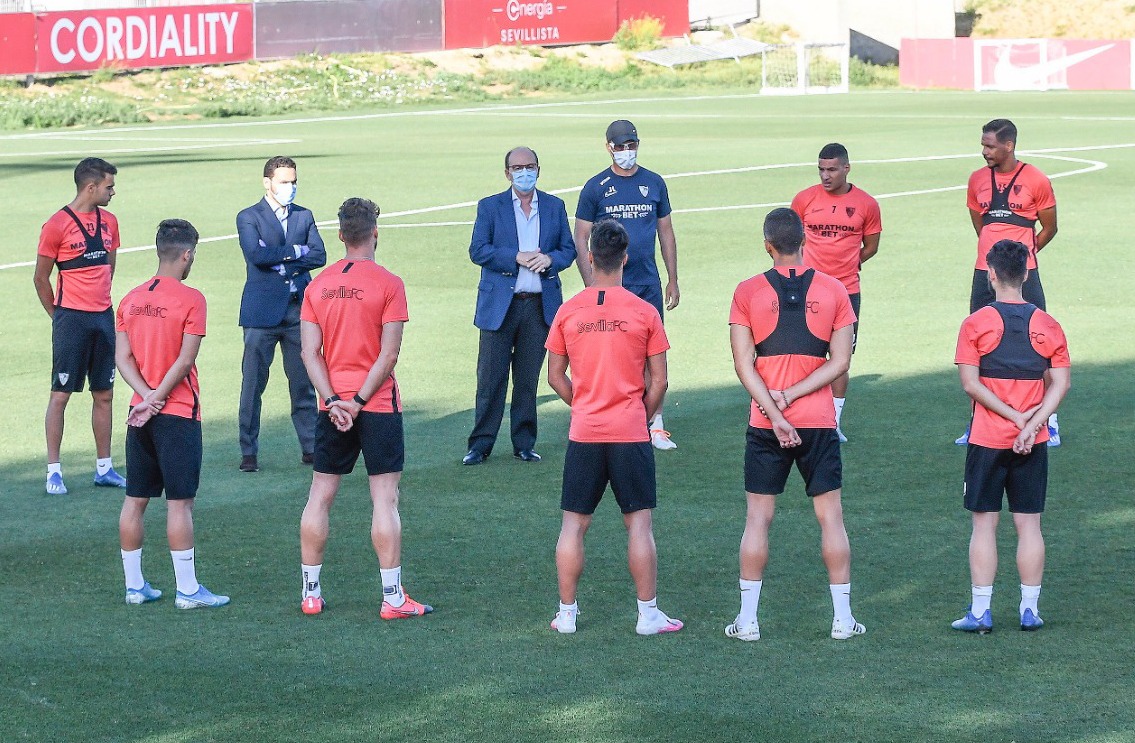 A minute's silence for Campanal before training