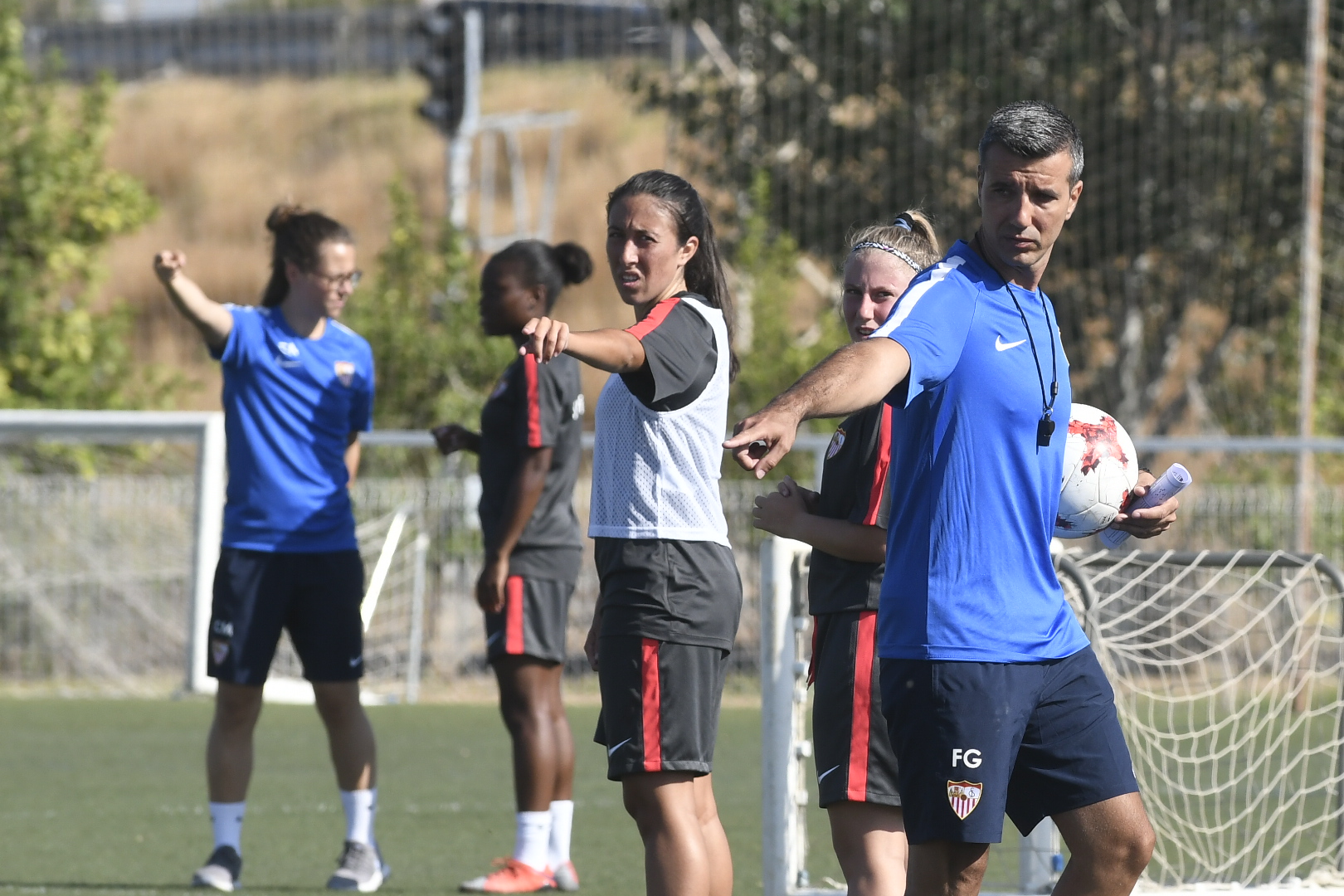 Paco García hace indicaciones a las jugadoras del Sevilla FC durante el primer entrenamiento de la pretemporada