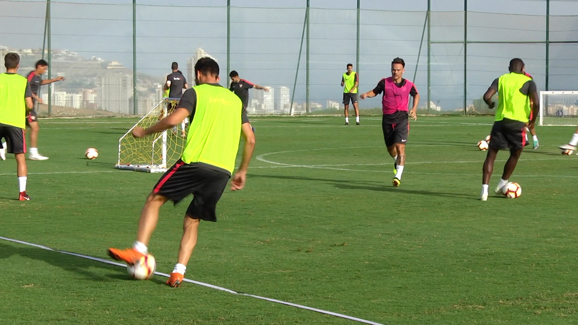 Los jugadores del Sevilla FC, durante la segunda sesión de entrenamiento del viernes en Benidorm