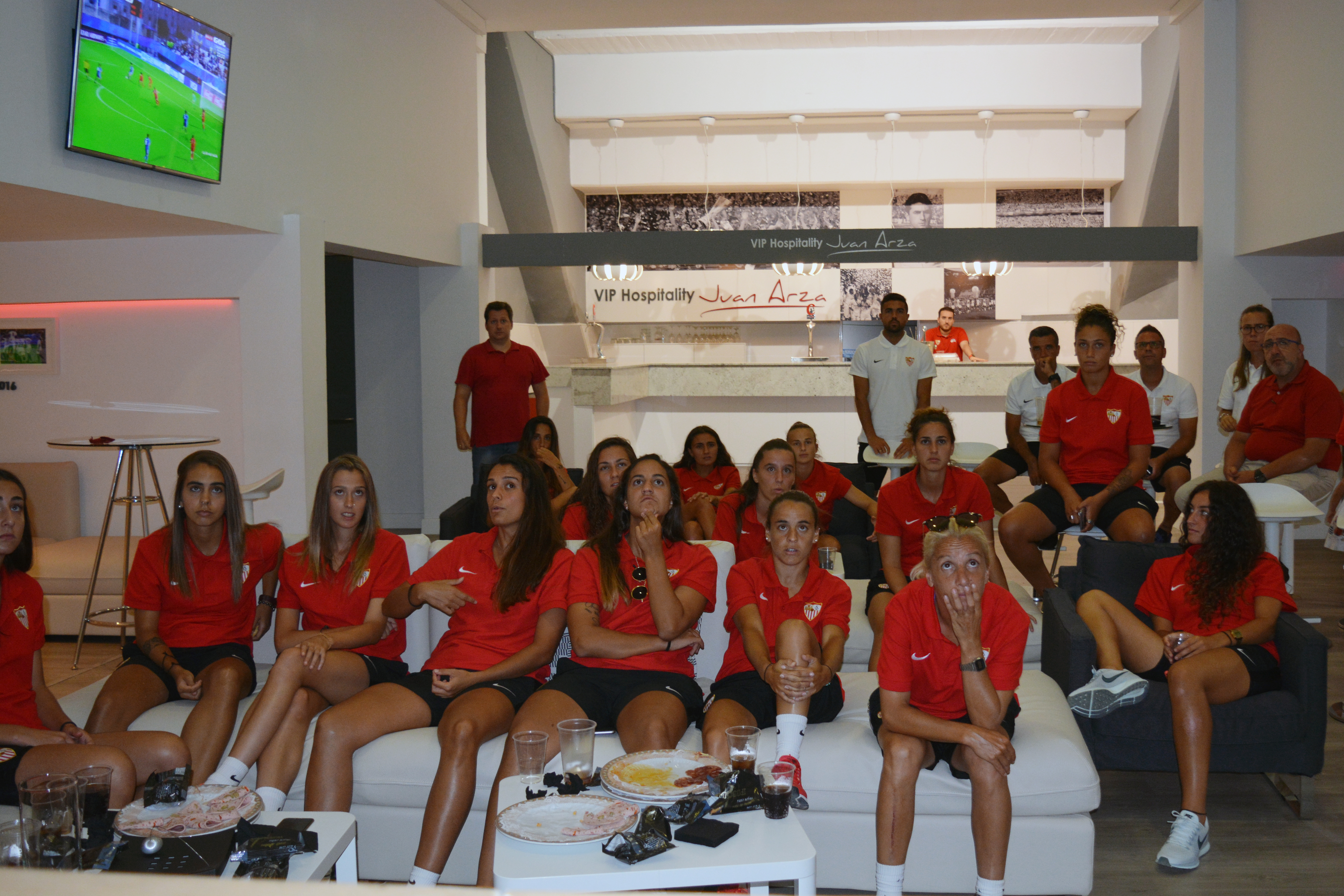 El primer equipo femenino al completo del Sevilla FC vivió la final del Mundial sub-20 desde el VIP Juan Arza del estadio Ramón Sánchez-Pizjuán