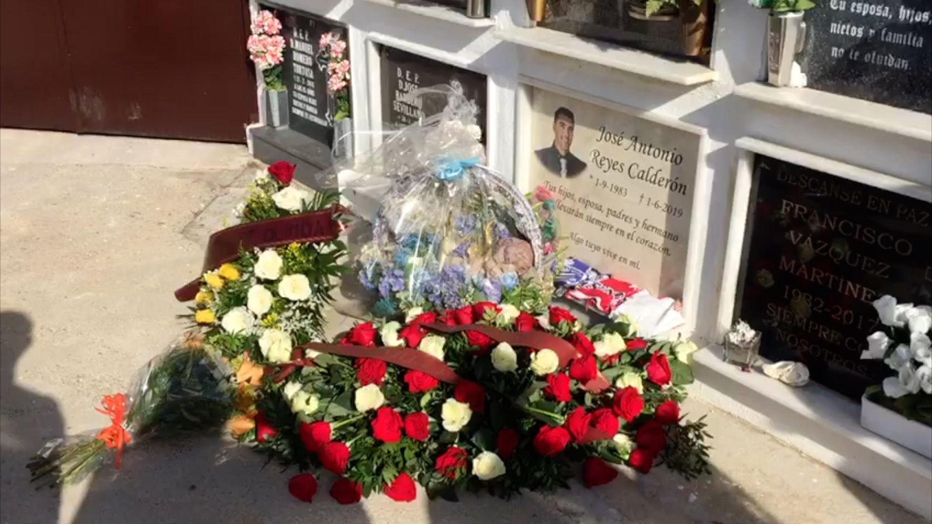 Flowers where José Antonio Reyes rests