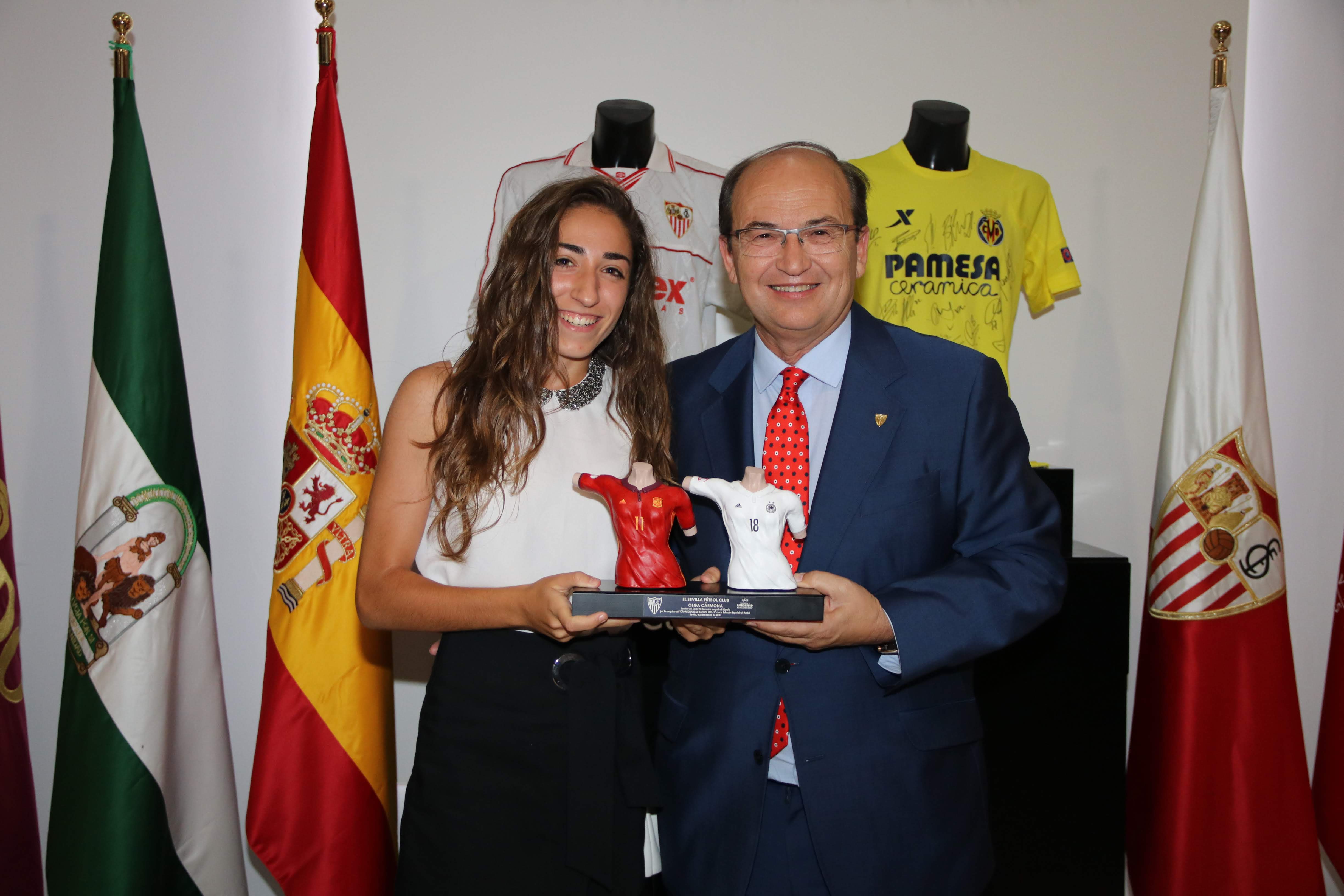 El presidente José Castro entregó a Olga Carmona una escultura durante el descanso del encuentro ante el Villarreal CF como reconocimiento por la conquista del Europeo sub-19 el pasado julio