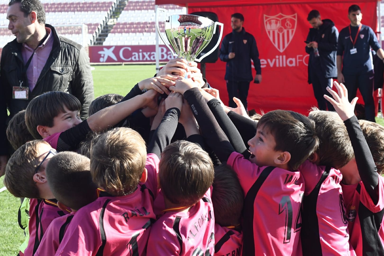 Los campeones levantan el trofeo sobre el césped del Estadio Jesús Navas
