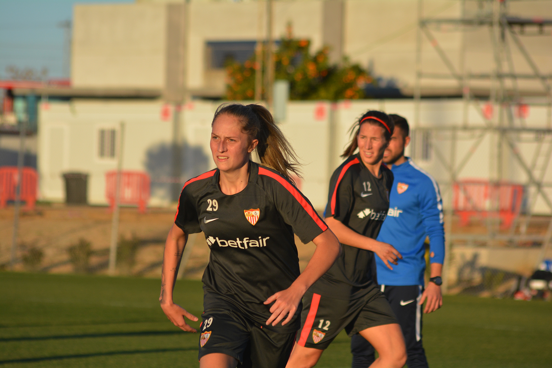 La internacional brasileña Isadora Haas, en la imagen durante un entrenamiento del primer equipo femenino, es la gran novedad del Sevilla FC para recibir al Valencia Féminas CF