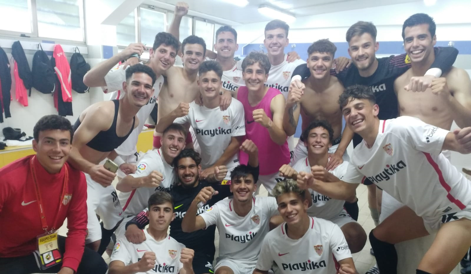 El Sevilla FC celebra el pase a semifinales en el vestuario