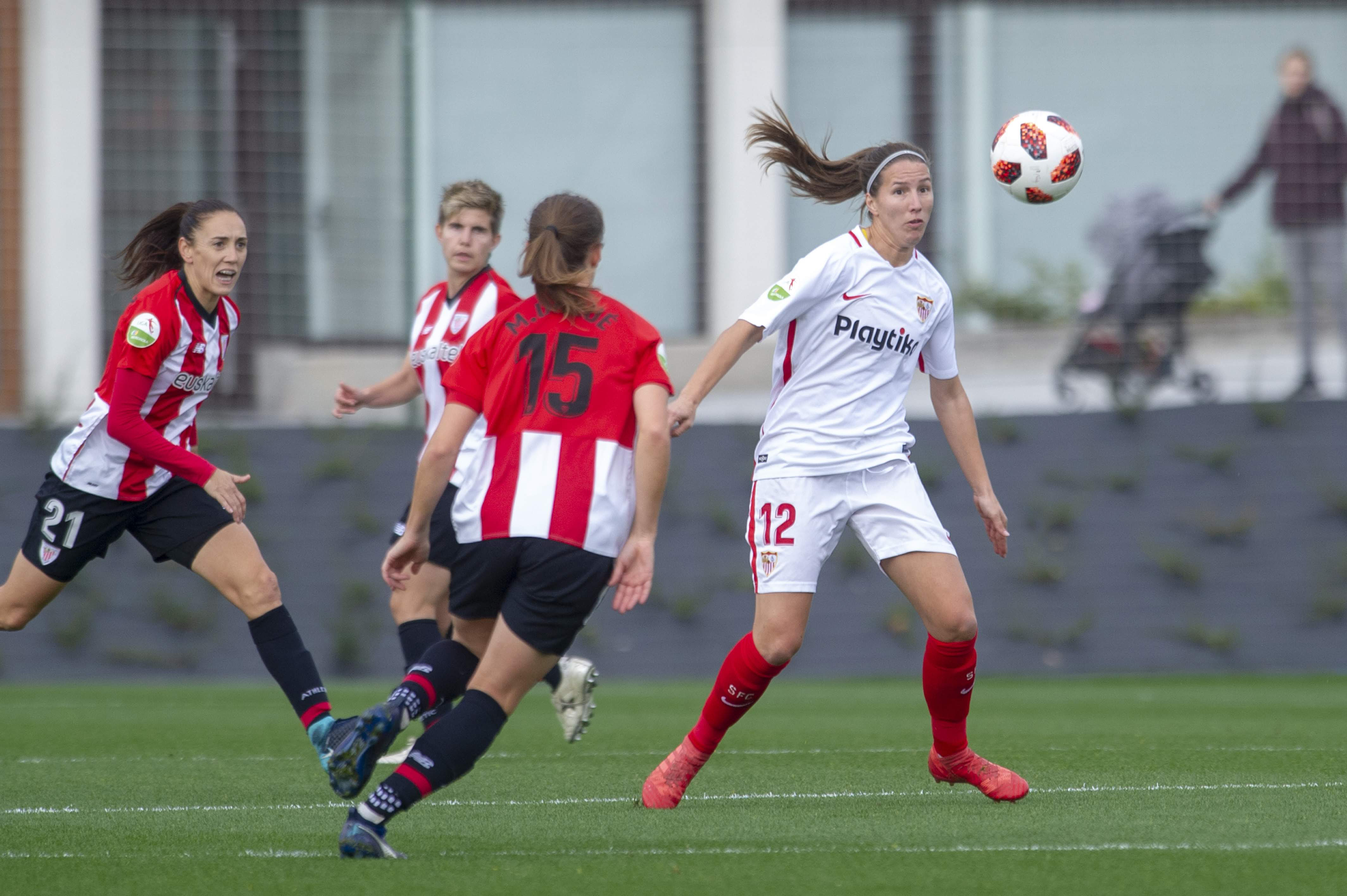 Jeni Morilla, del primer equipo femenino del Sevilla FC, lucha por un balón en el encuentro del pasado domingo en Lezama ante el Athletic Club