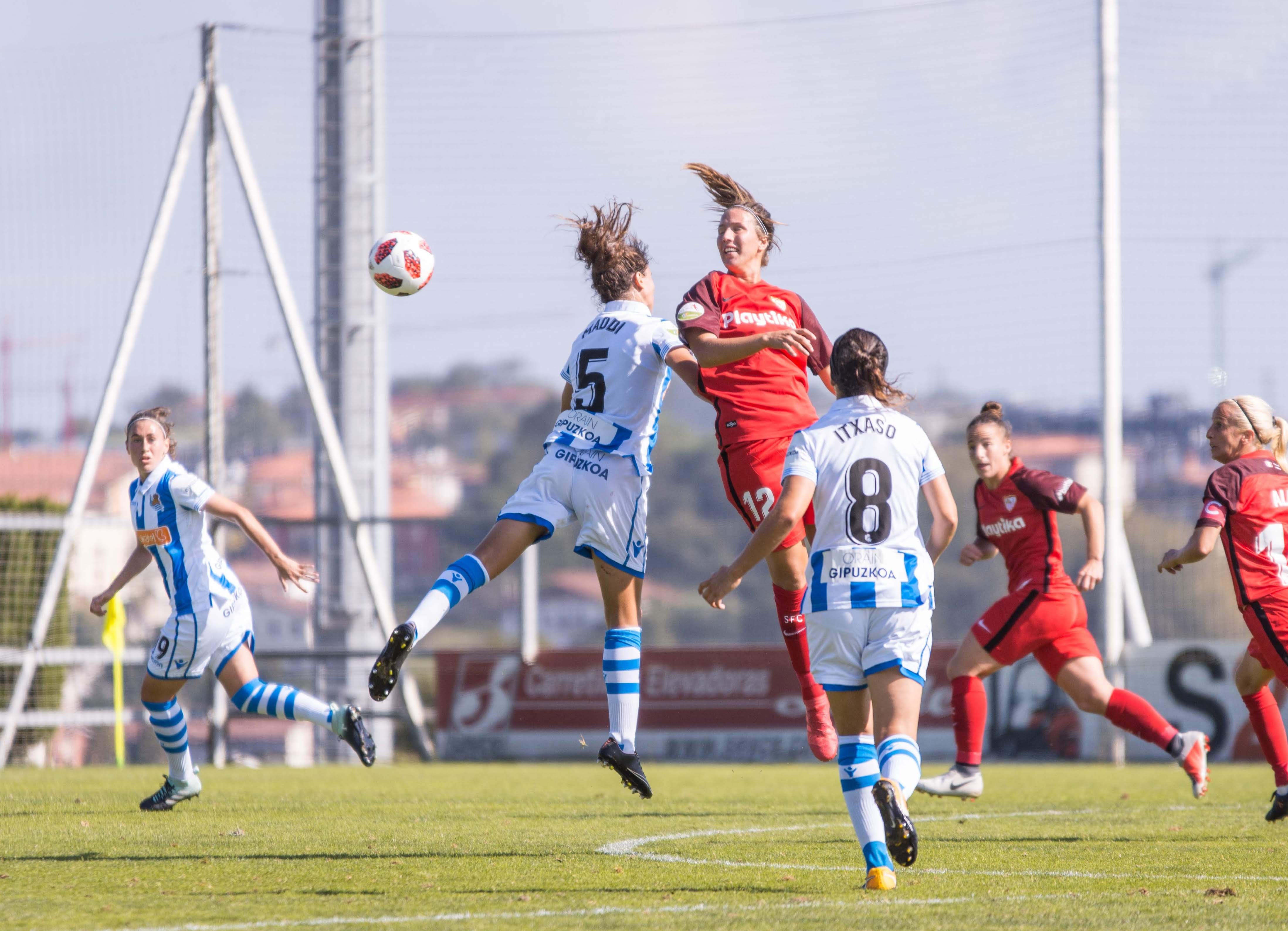 Jeni Morilla, jugadora del primer equipo femenino del Sevilla FC, salta para cabecear un balón durante el partido ante la Real Sociedad de la Liga Iberdrola
