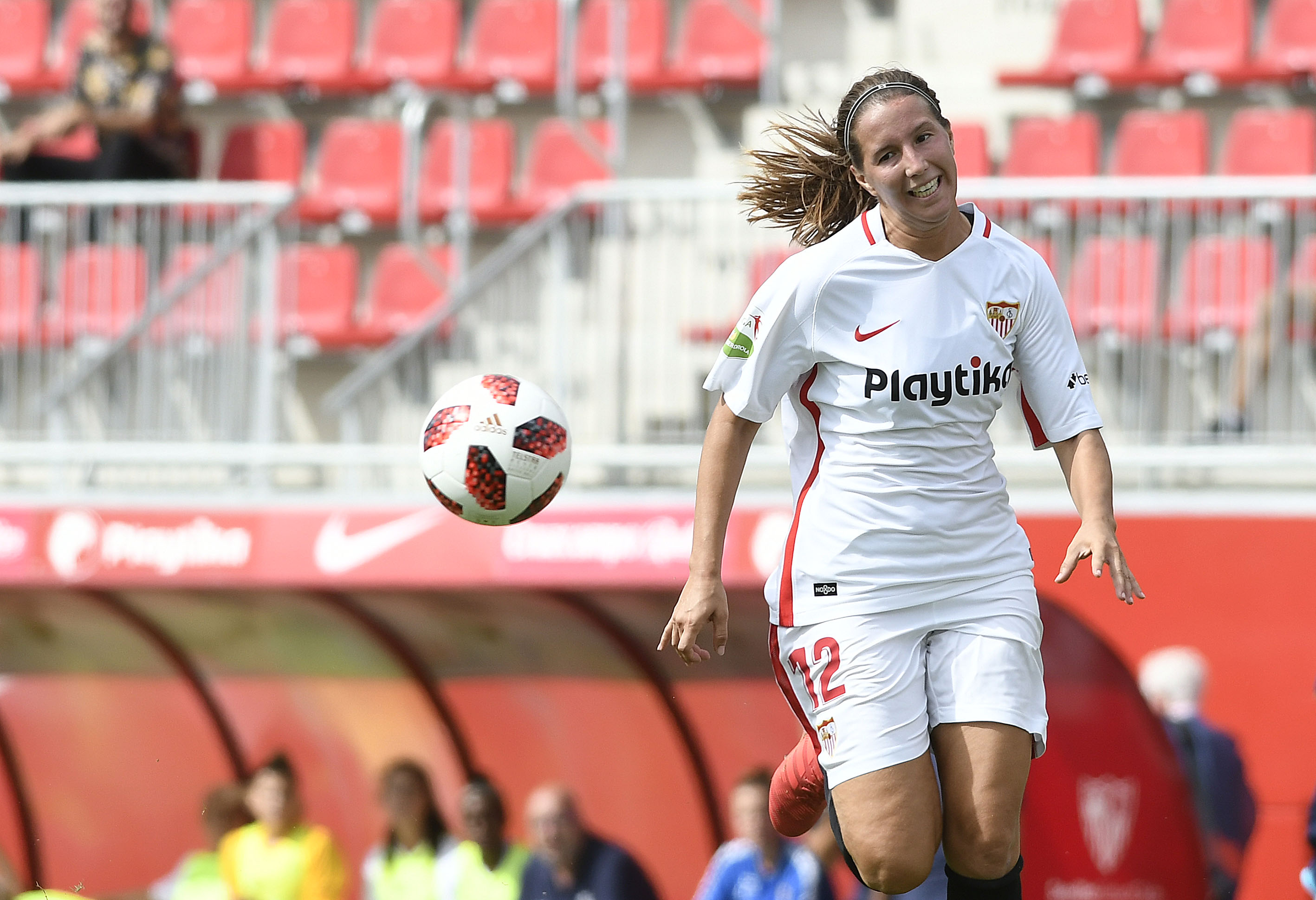Jeni Morilla persigue el esférico en un partido de la presente temporada del primer equipo femenino del Sevilla FC