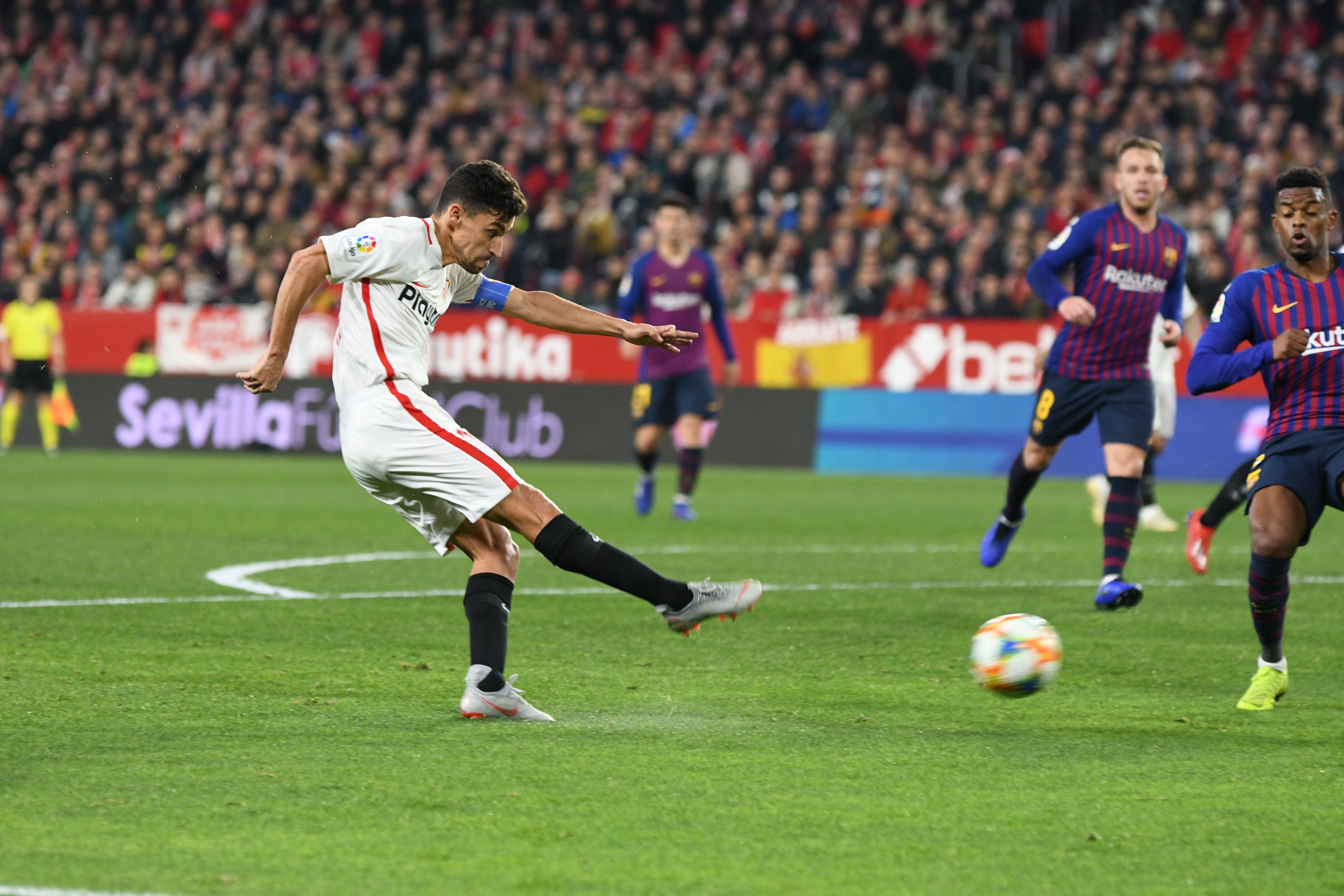 Jesús Navas chuta a portería durante el encuentro de ida de los cuartos de final de Copa del Rey ante el FC Barcelona