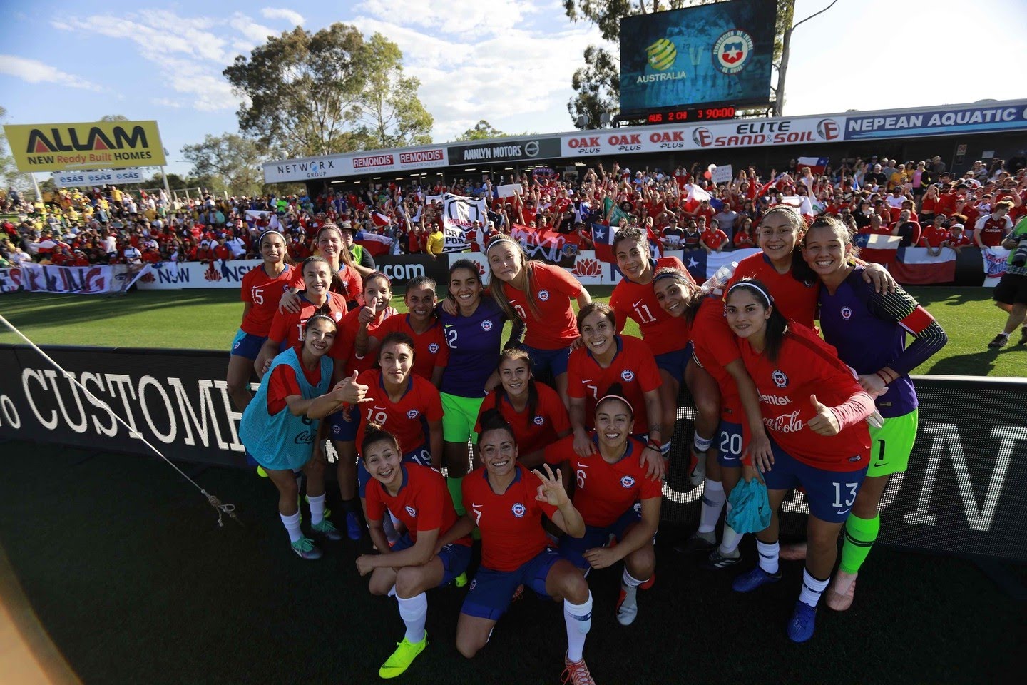 Karen Araya y Pancha Lara, jugadoras del primer equipo femenino del Sevilla FC, posan con el resto de sus compañeras de la selección de Chile tras el encuentro frente a Australia del pasado 10 de noviembre