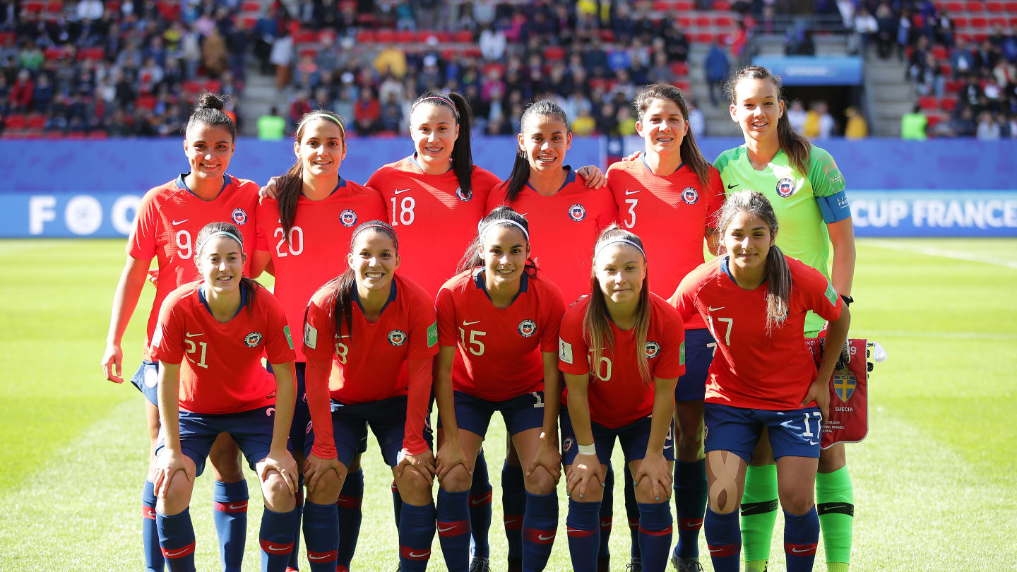 Karen Araya, en la fila delantera la segunda por la izquierda, y Pancha Lara, de pie la tercera por la derecha, posan en el once inicial de Chile en su debut mundialista ante Suecia