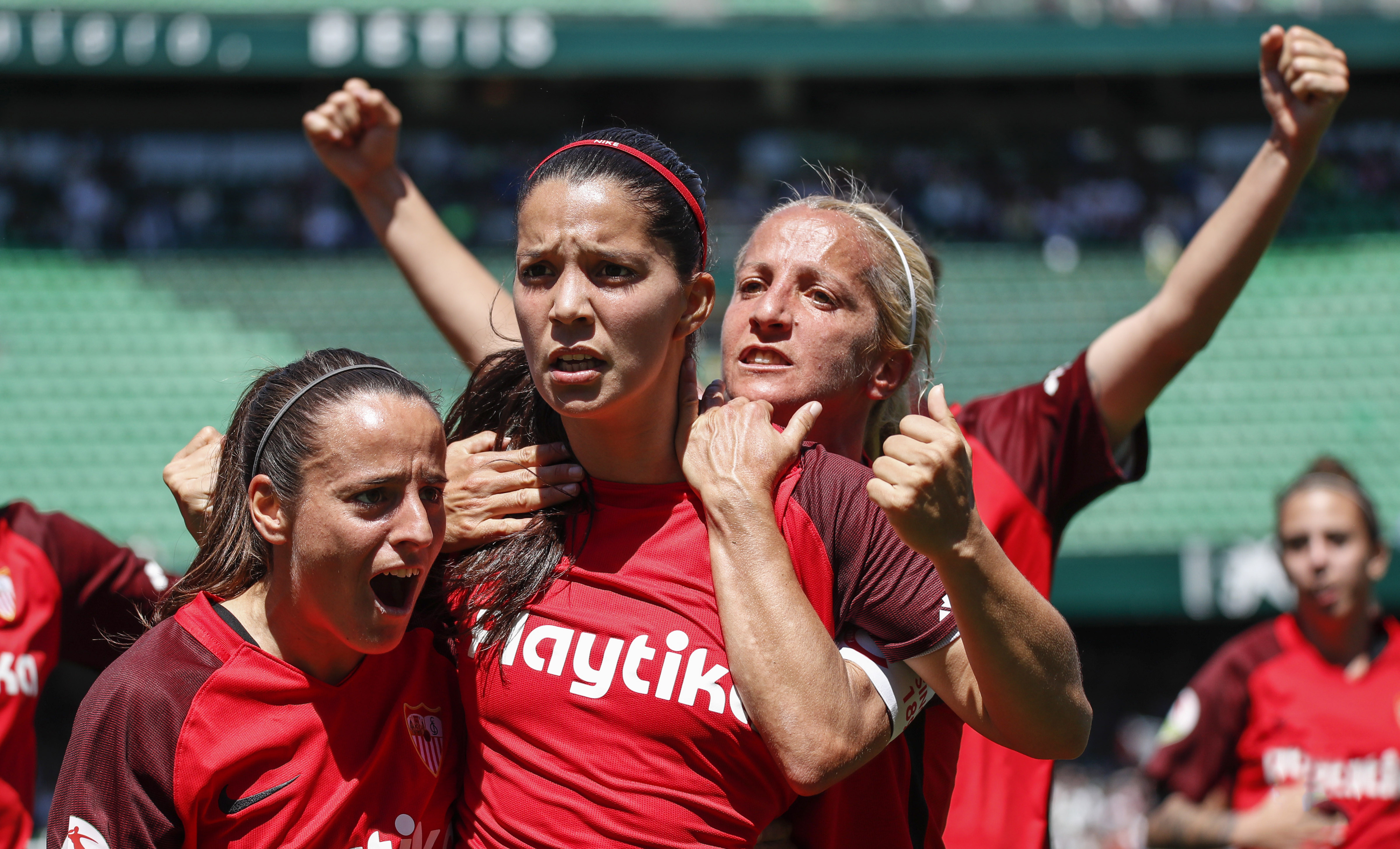 Karen Araya, del primer equipo femenino del Sevilla FC, celebra con sus compañeras su gol en El Gran Derbi