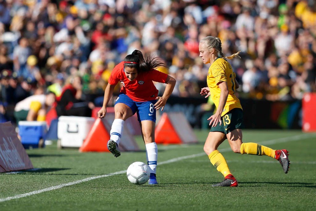 Karen Araya, jugadora del primer equipo femenino del Sevilla FC, golpea el balón durante el compromiso que jugó con la selección de Chile frente a Australia el pasado 10 de noviembre
