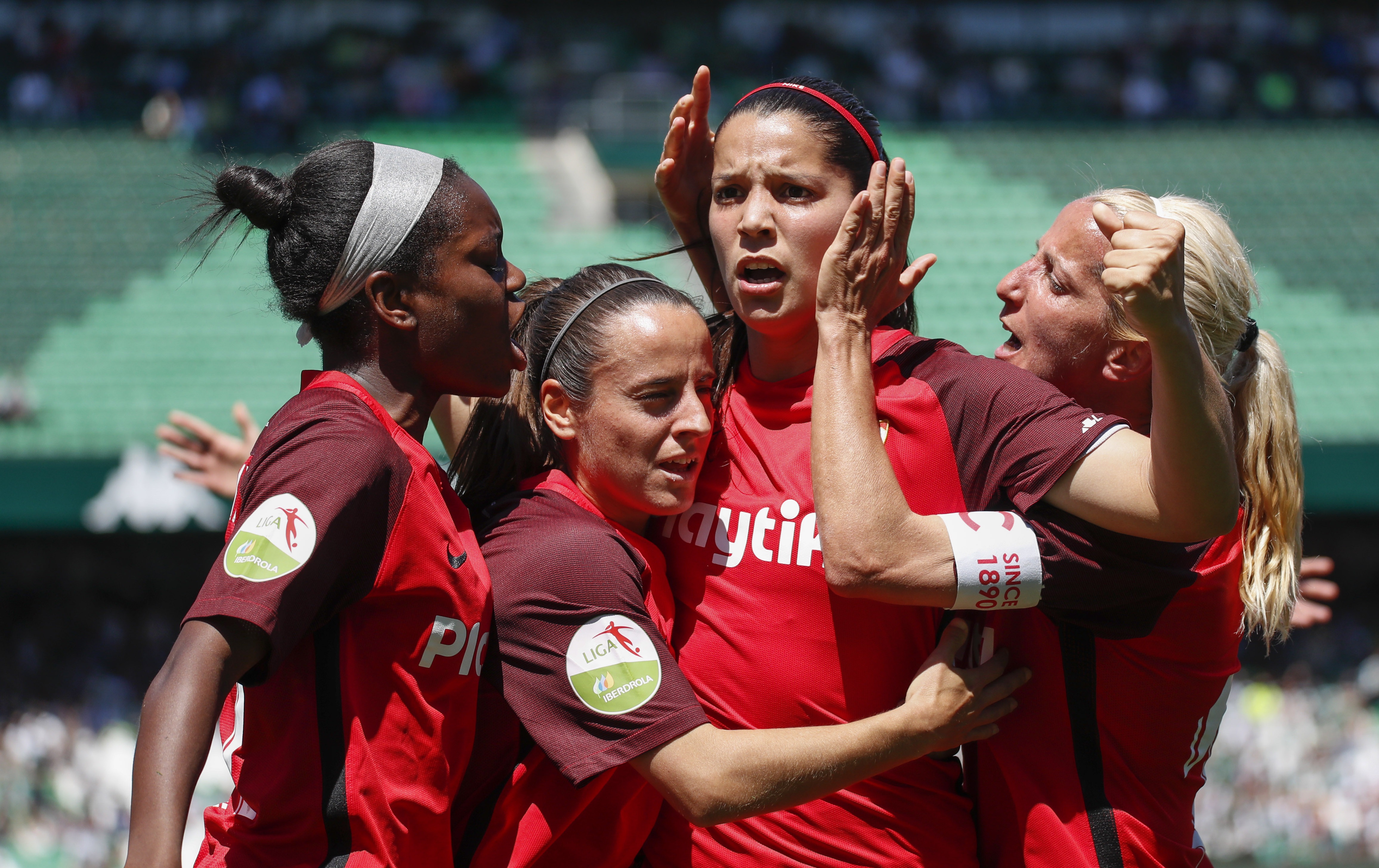 Karen Araya, del primer equipo femenino del Sevilla FC, celebra con sus compañeras el tanto del empate en El Gran Derbi