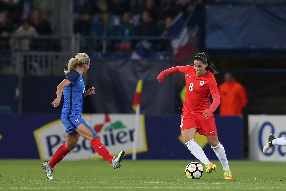 Karen Araya, nuevo fichaje del primer equipo femenino del Sevilla FC, conduce el balón con la selección de Chile durante un encuentro ante Francia