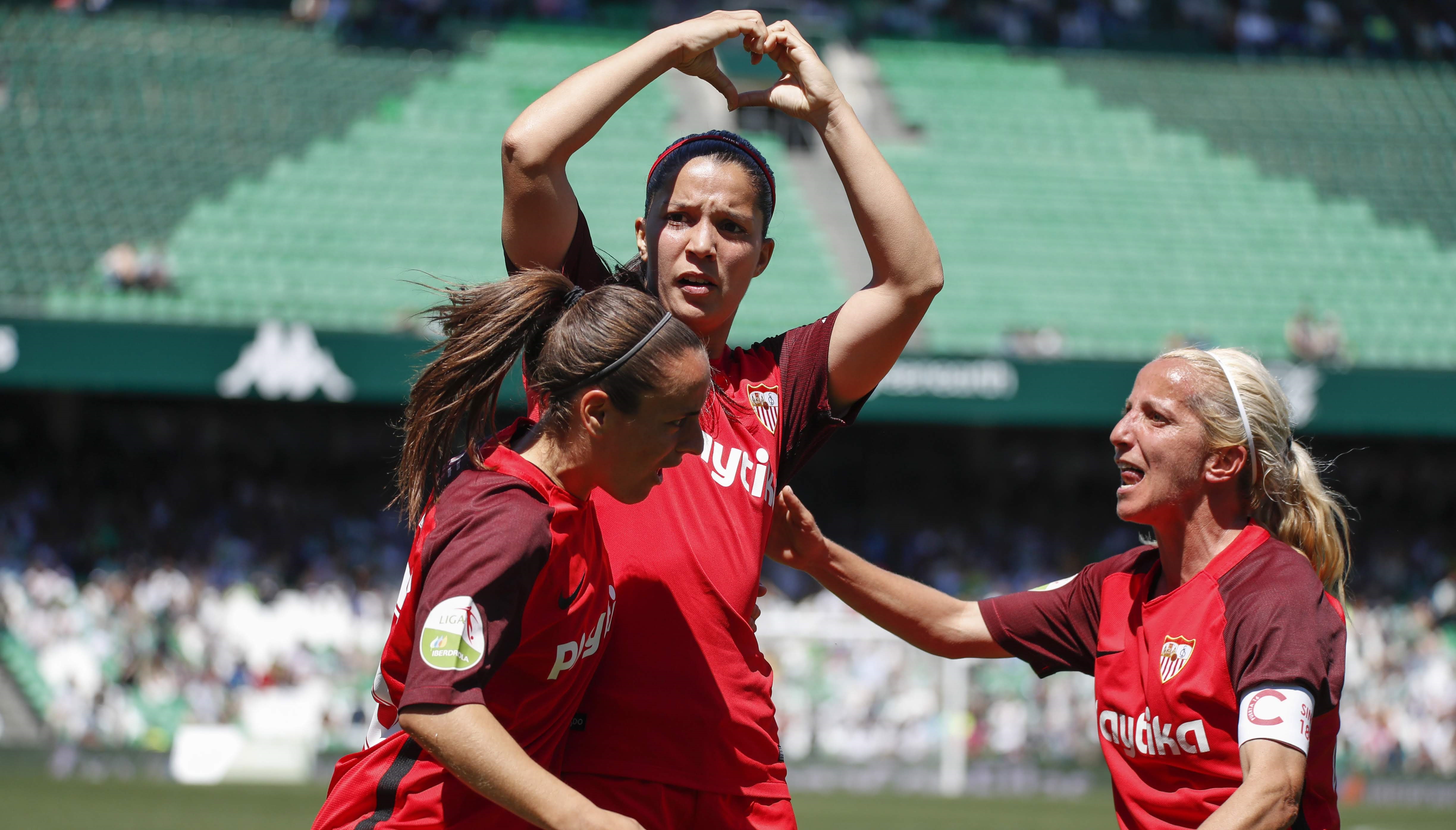Karen Araya, del primer equipo femenino del Sevilla FC, celebra con sus compañeras su gol en El Gran Derbi en el Benito Villamarín