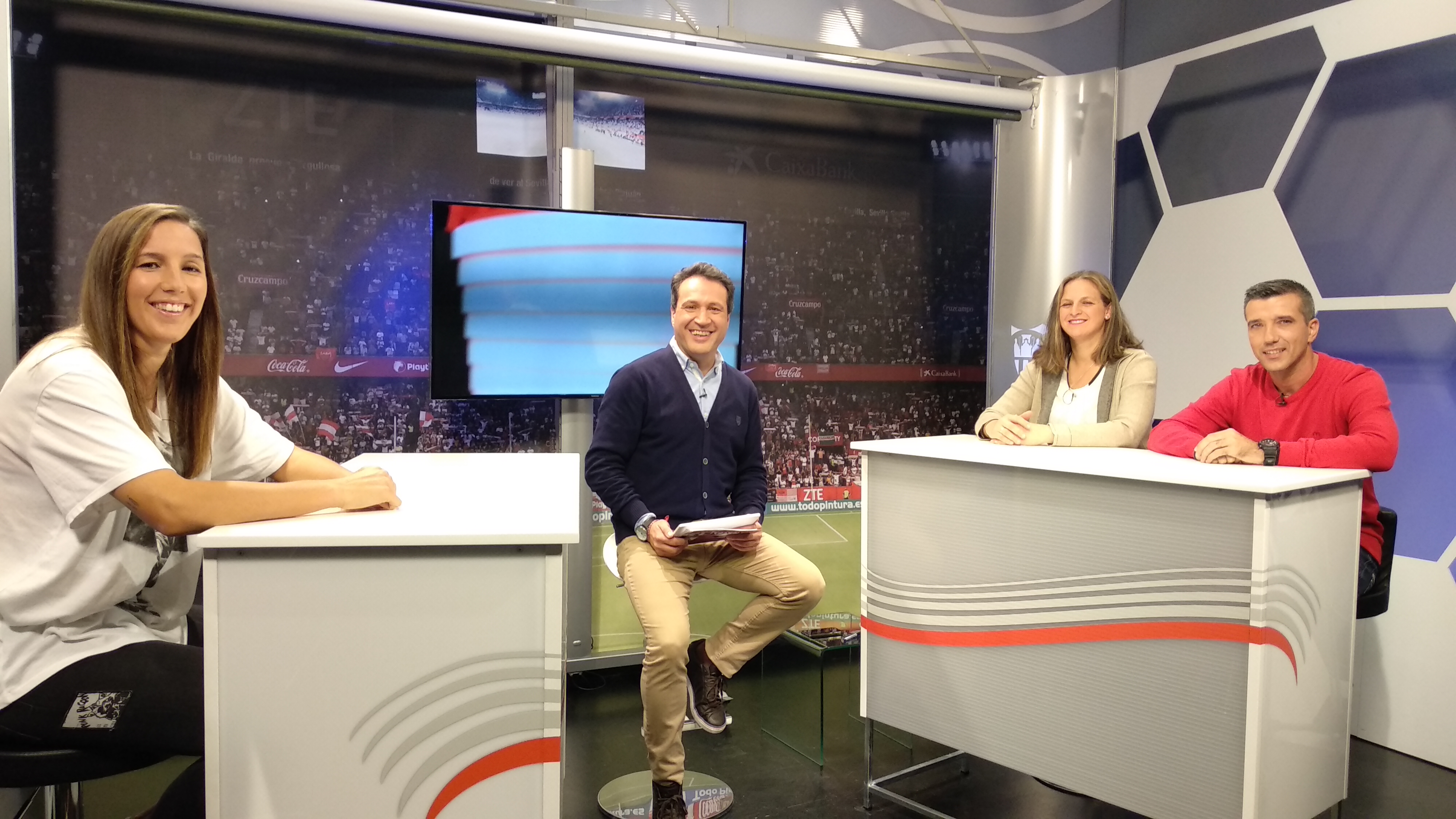Jeni Morilla, Miguel Ángel Moreno, Amparo Gutiérrez y Paco Garcia posan en el plató de SFC TV en la previa de La Bombonera Debate