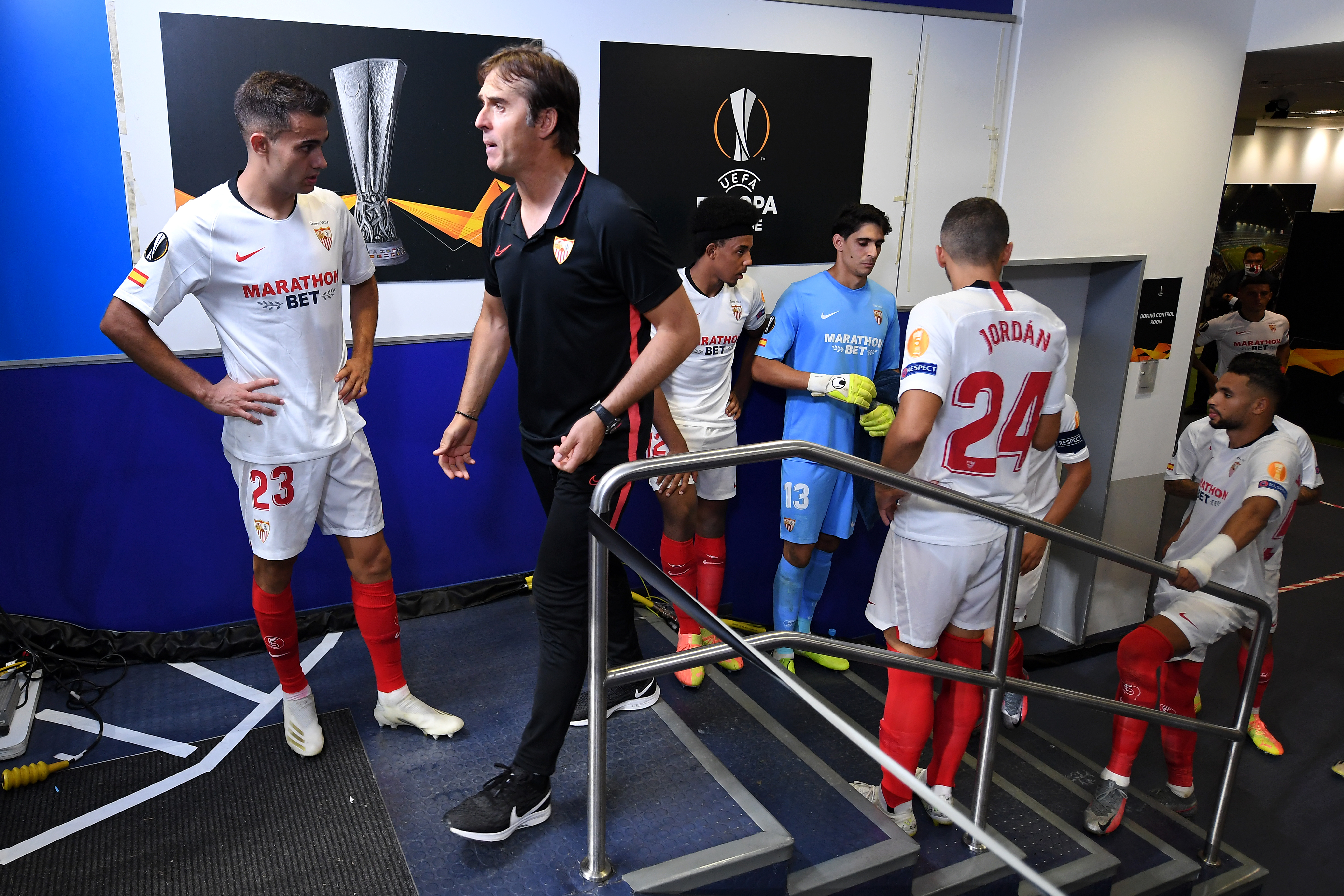 Lopetegui with the players in the tunnel