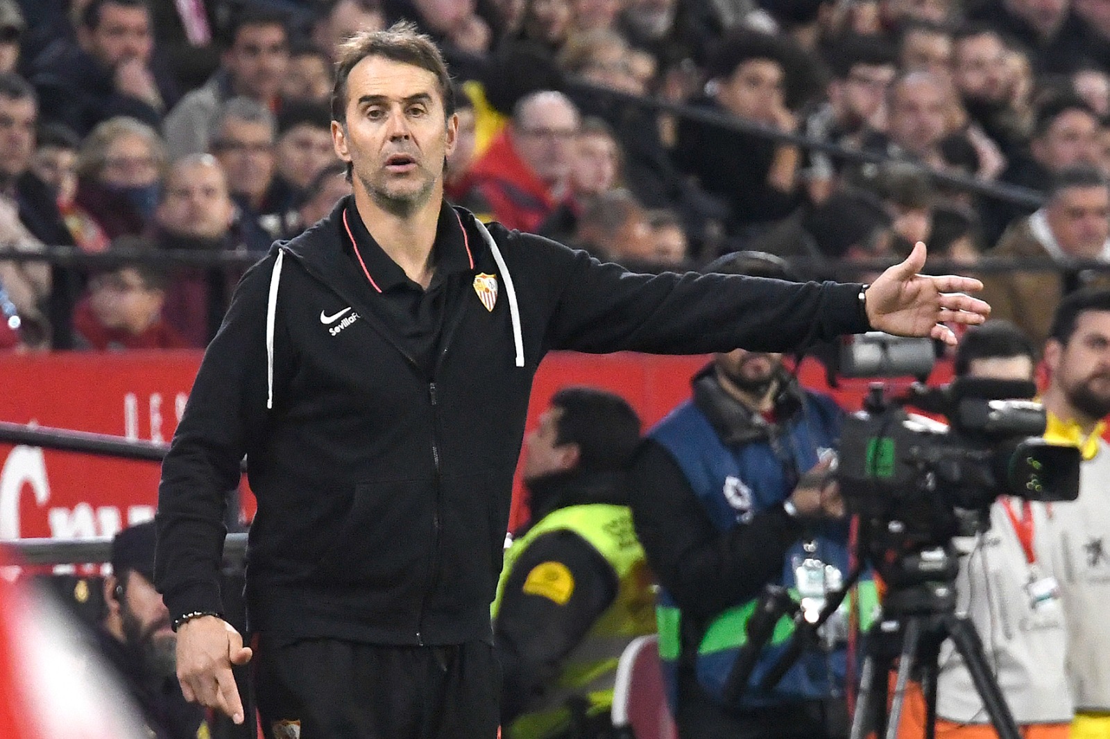 Lopetegui giving out his instructions on the sideline at the Sánchez-Pizjuán