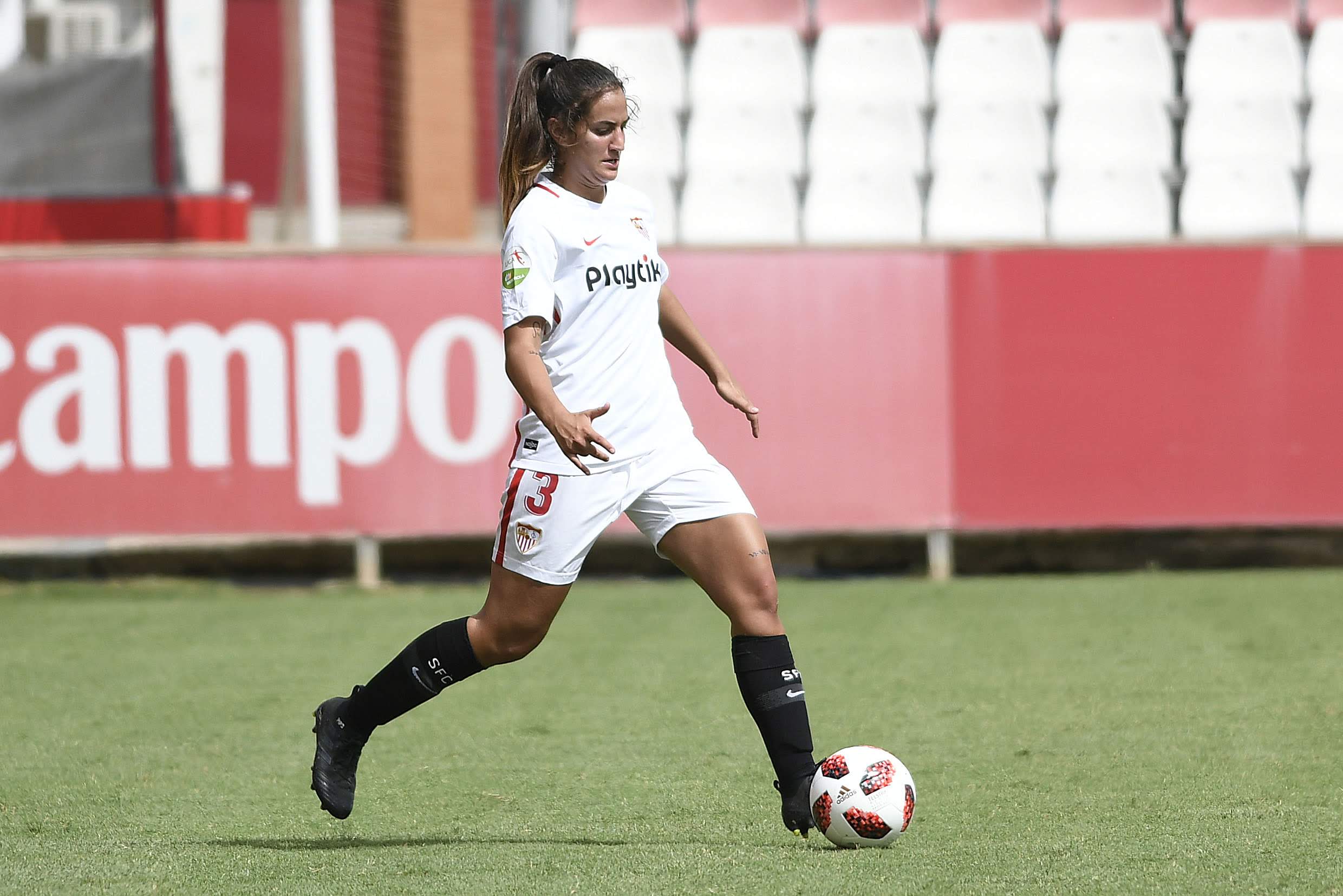Lucía Ramírez, del primer equipo femenino del Sevilla FC, durante un encuentro de esta temporada