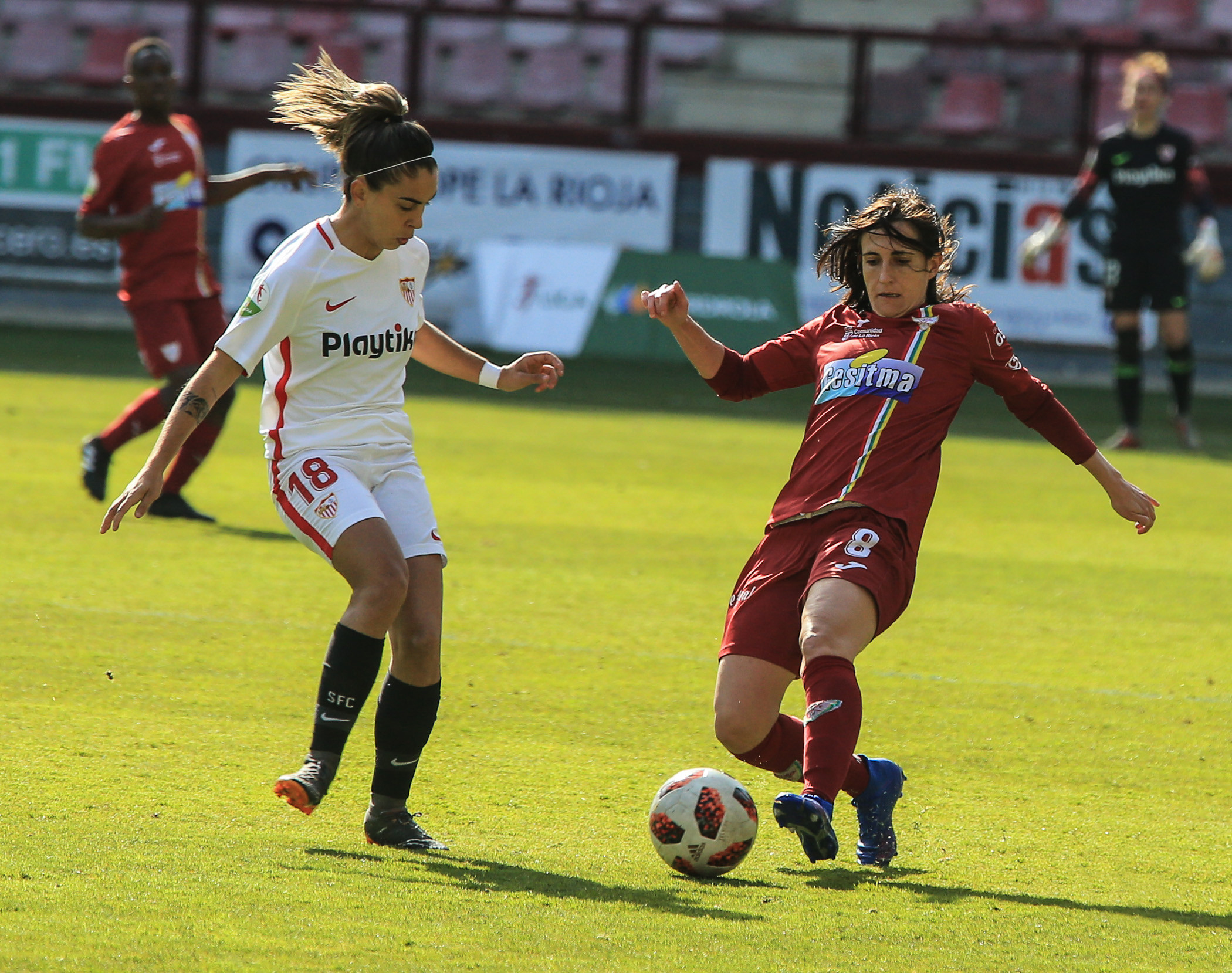 Maca Portales, jugadora del primer equipo femenino del Sevilla FC, pasa el balón ante Saray García en el partido ante la EDF Logroño del pasado domingo