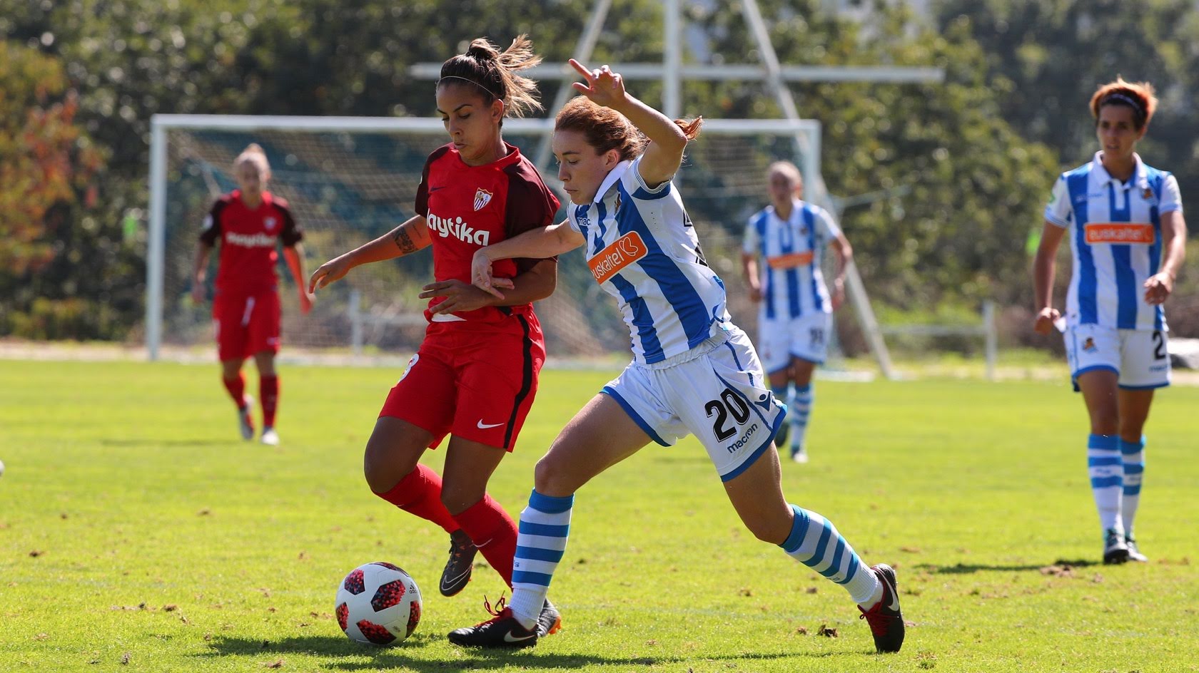Maca Portales, jugadora del primer equipo femenino del Sevilla FC, conduce el balón ante la presión de Bea Beltrán durante el partido frente a la Real Sociedad