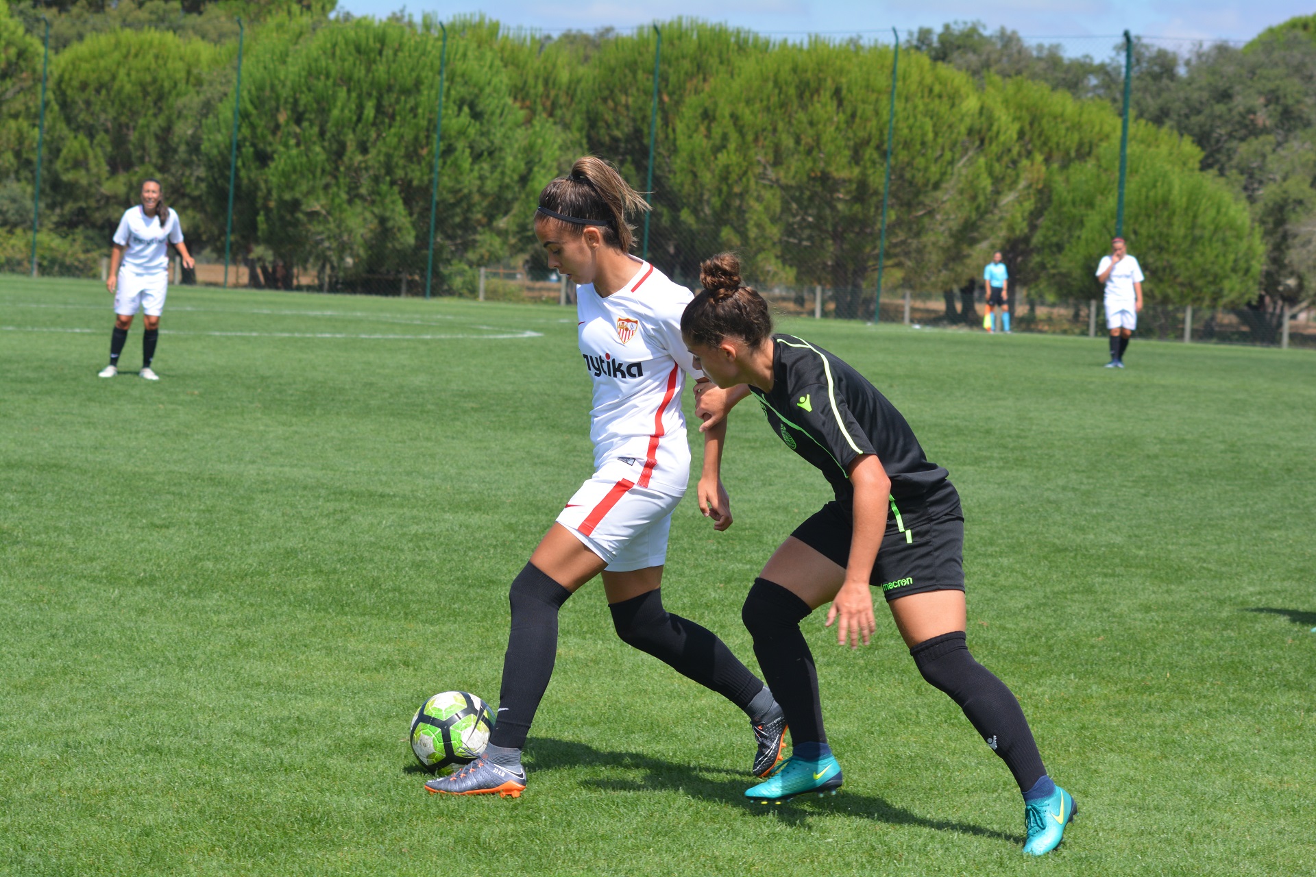 Macarena Portales toca el balón durante el partido de entrenamiento del primer equipo femenino del Sevilla FC ante el Sporting CP esta pretemporada