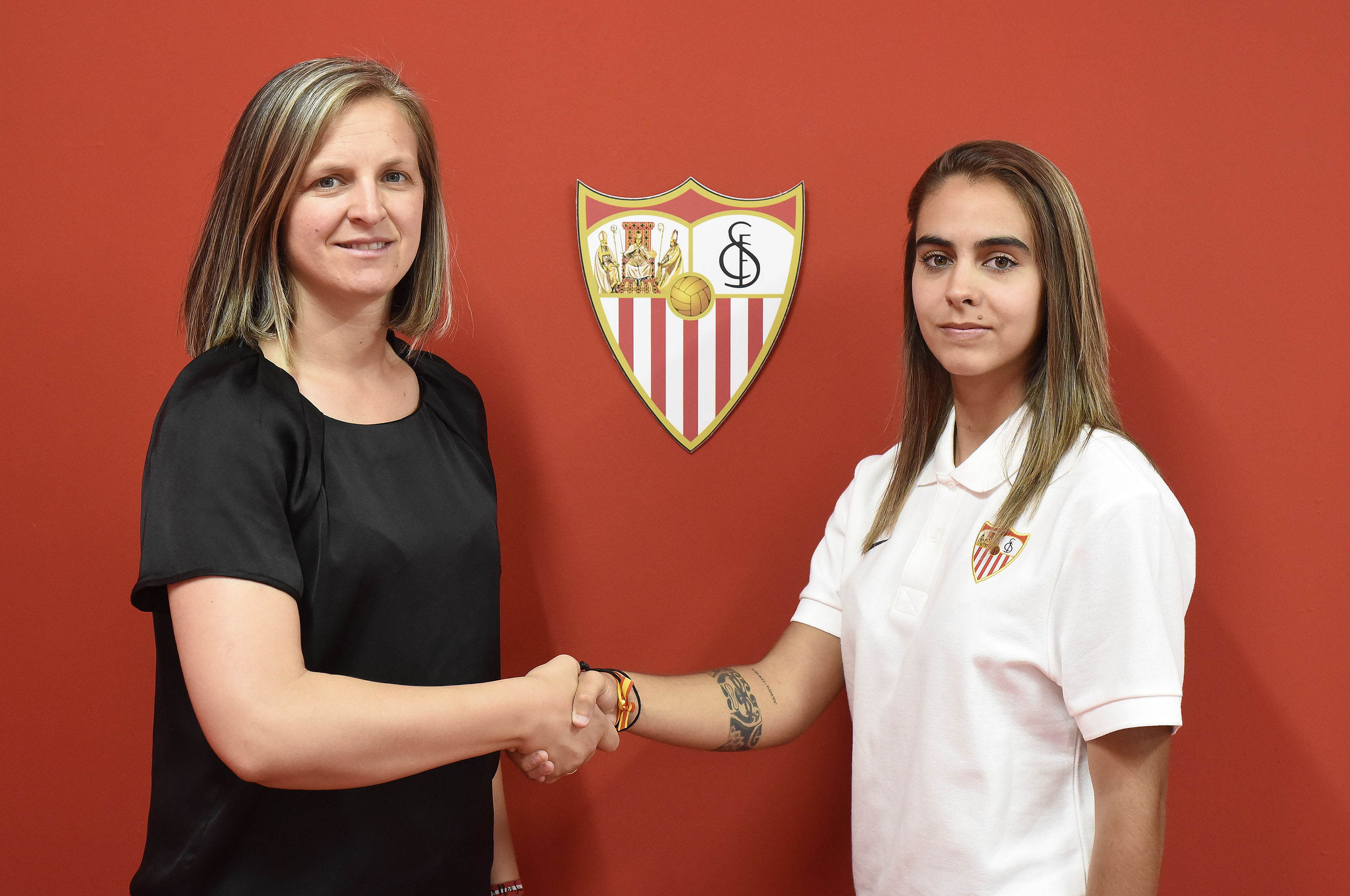 Macarena Portales posa junto a Amparo Gutiérrez en su presentación como jugadora del Sevilla FC
