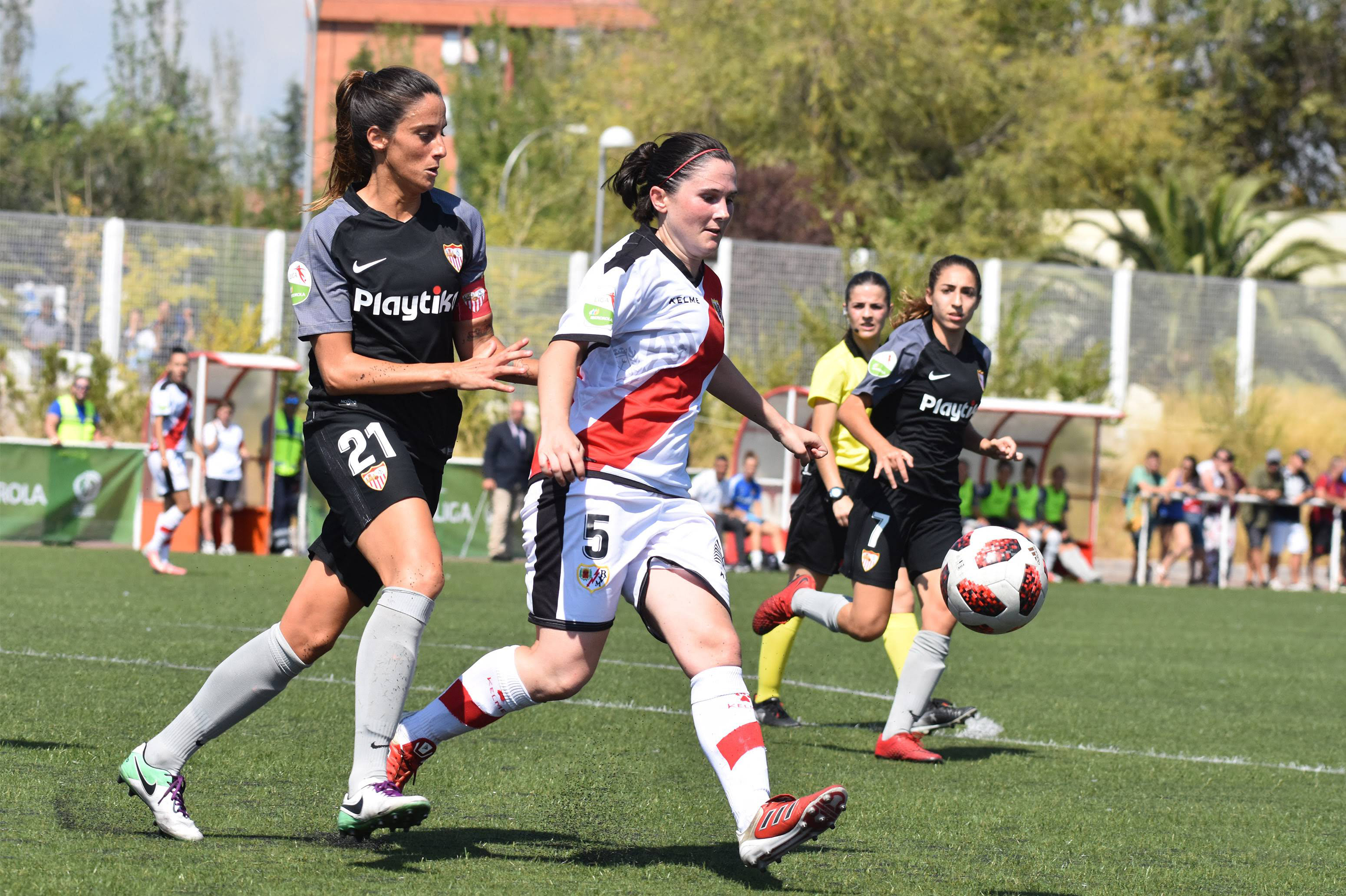 Maite Albarrán, del primer equipo femenino del Sevilla FC, lucha por un balón ante la rayista Amaia Mendióroz en el encuentro de la primera vuelta