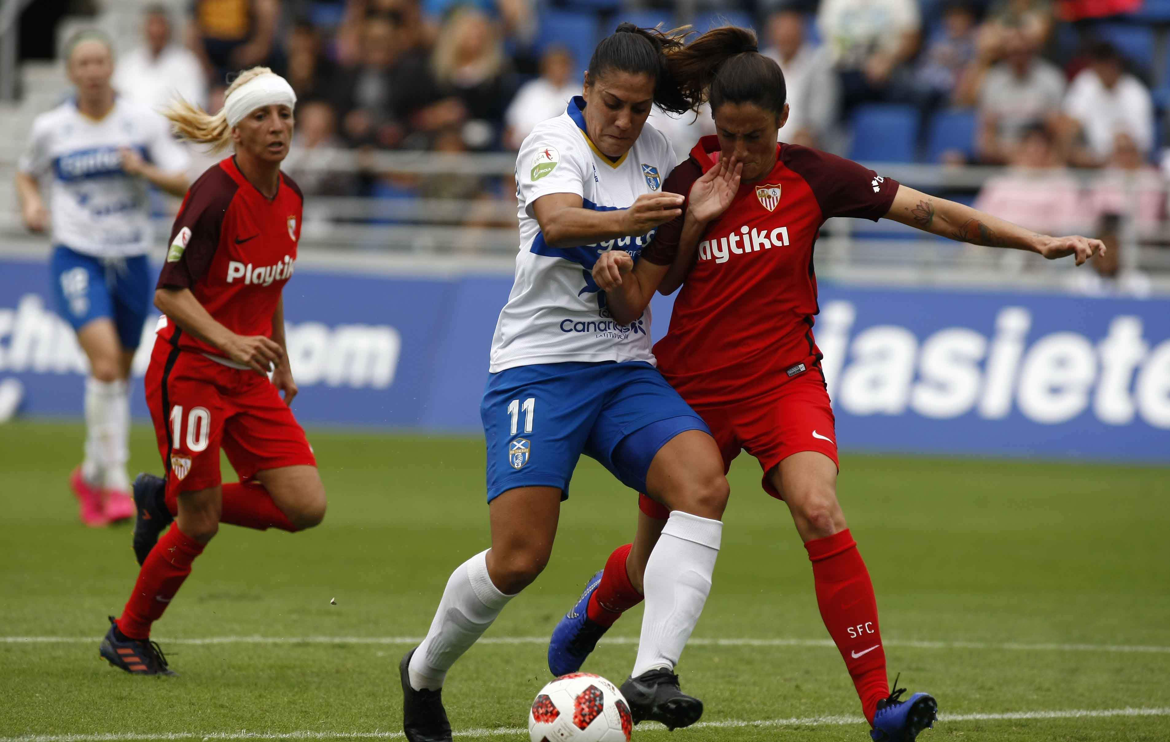 Maite Albarrán, una de las capitanas del primer equipo femenino del Sevilla FC, pugna por el balón con Cristina Martín-Prieto, exjugadora sevillista y actual de la UDG Tenerife, en el encuentro de la primera vuelta