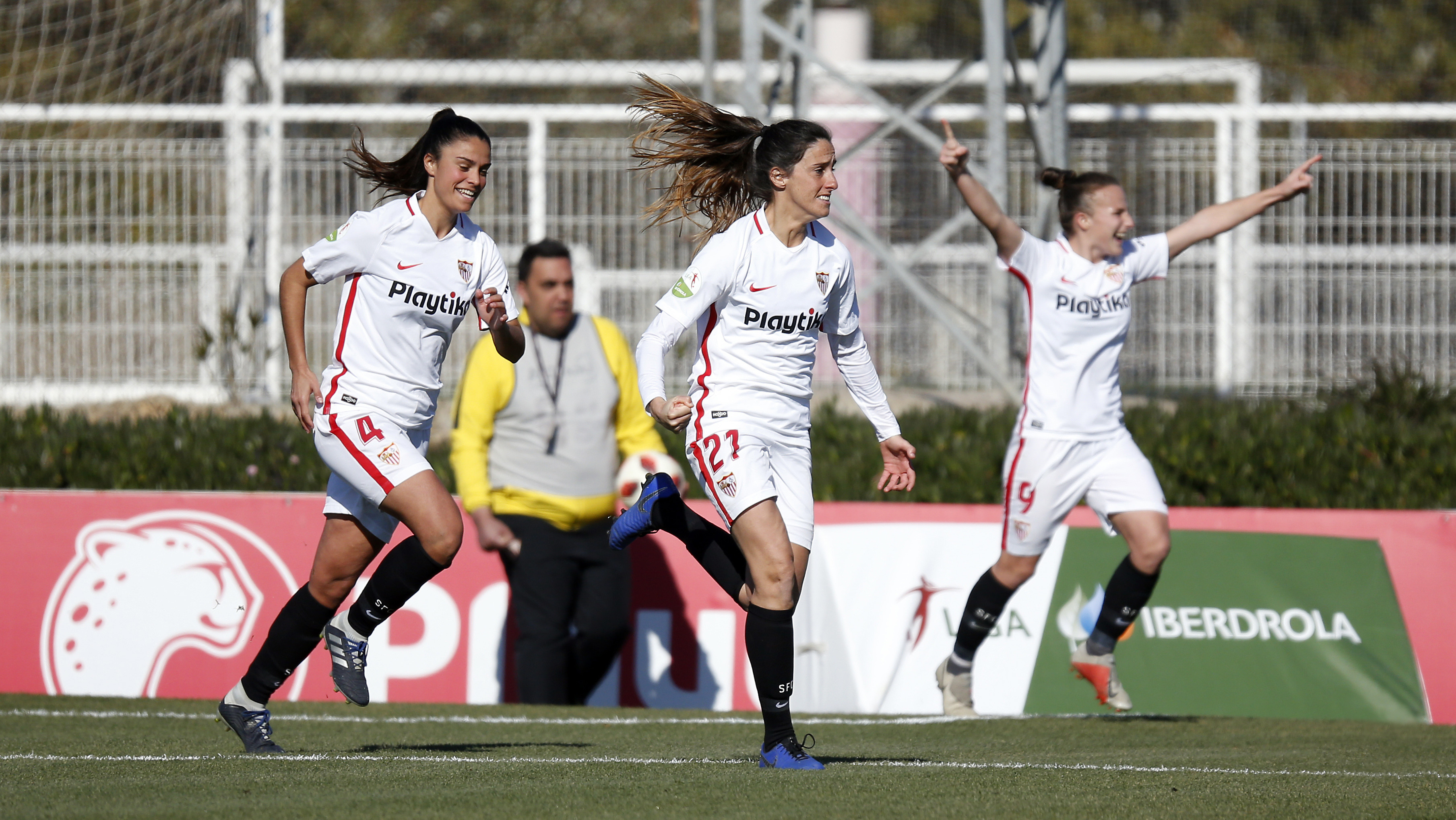 Maite Albarrán, escoltada por Marta Carrasco y Raquel Pinel, corre para celebrar el gol que anotó para el primer equipo femenino del Sevilla FC ante el Rayo Vallecano