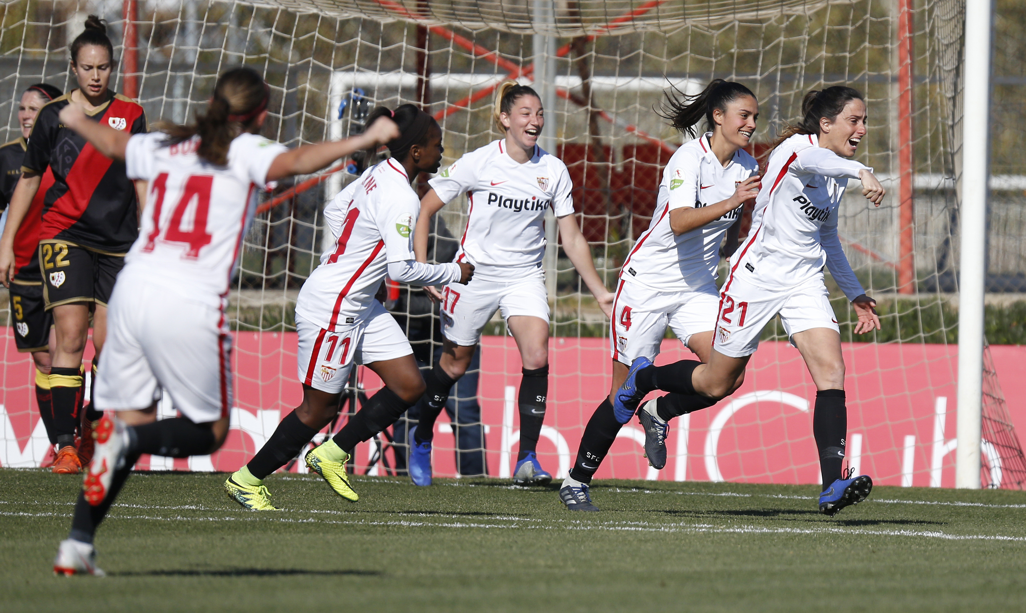 Maite Albarrán, del primer equipo femenino del Sevilla FC, acude a celebrar con sus compañeras el gol que ha anotado al Rayo Vallecano