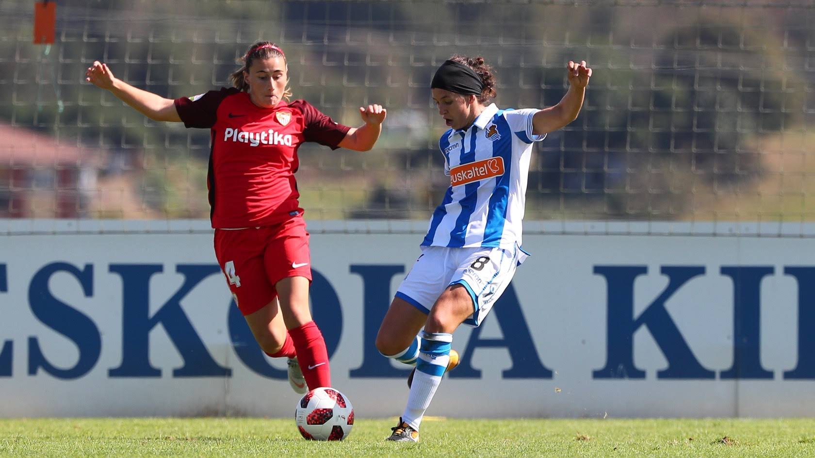 María Bores, del primer equipo femenino del Sevilla FC, pugna por el balón con Itxaso Uriarte durante el encuentro de liga disputado en Zubieta