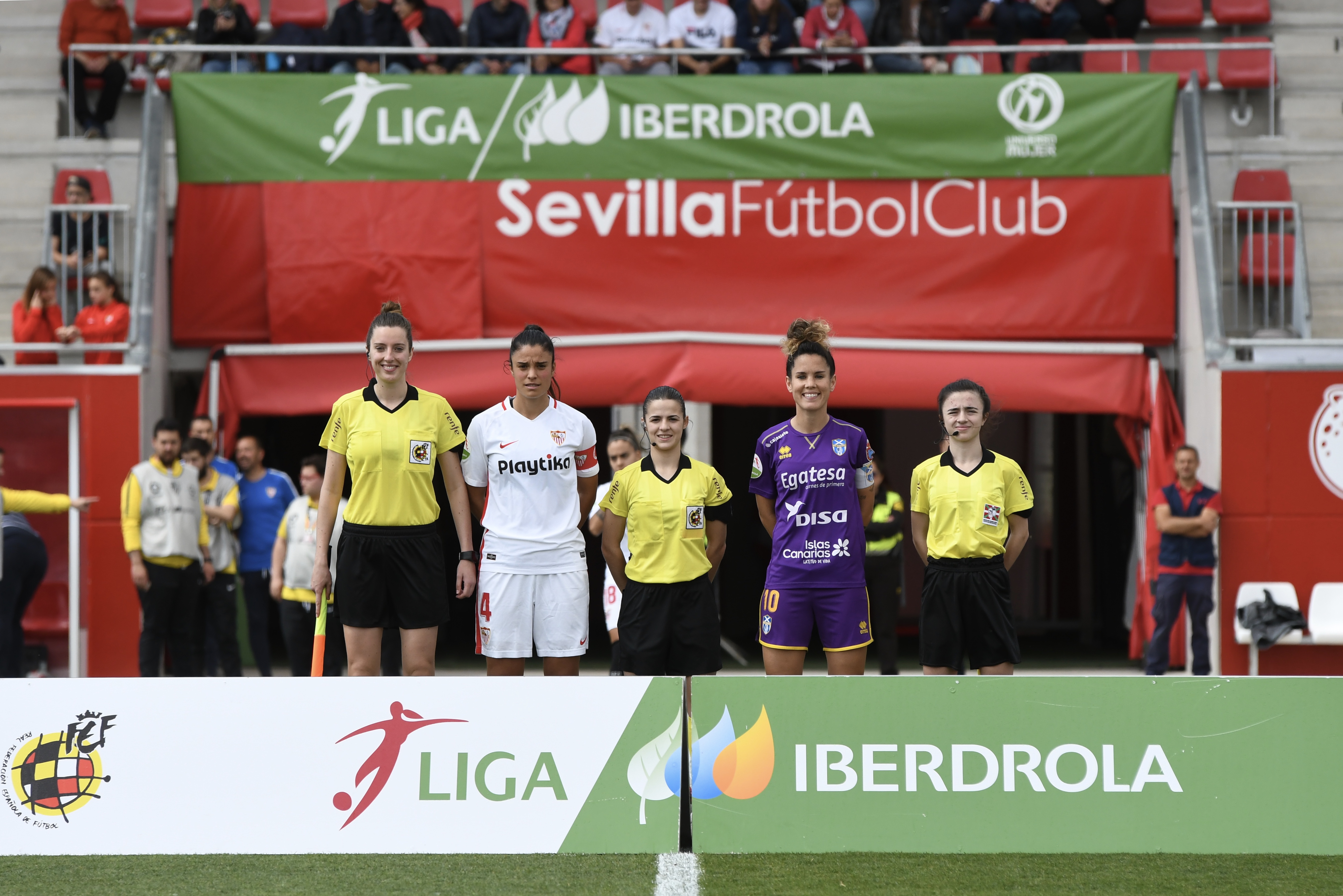Marta Carrasco, capitana del primer equipo femenino del Sevilla FC, posa con el trío arbitral y la capitana de la UDG Tenerife, Cindy García, en los instantes previos al inicio del encuentro