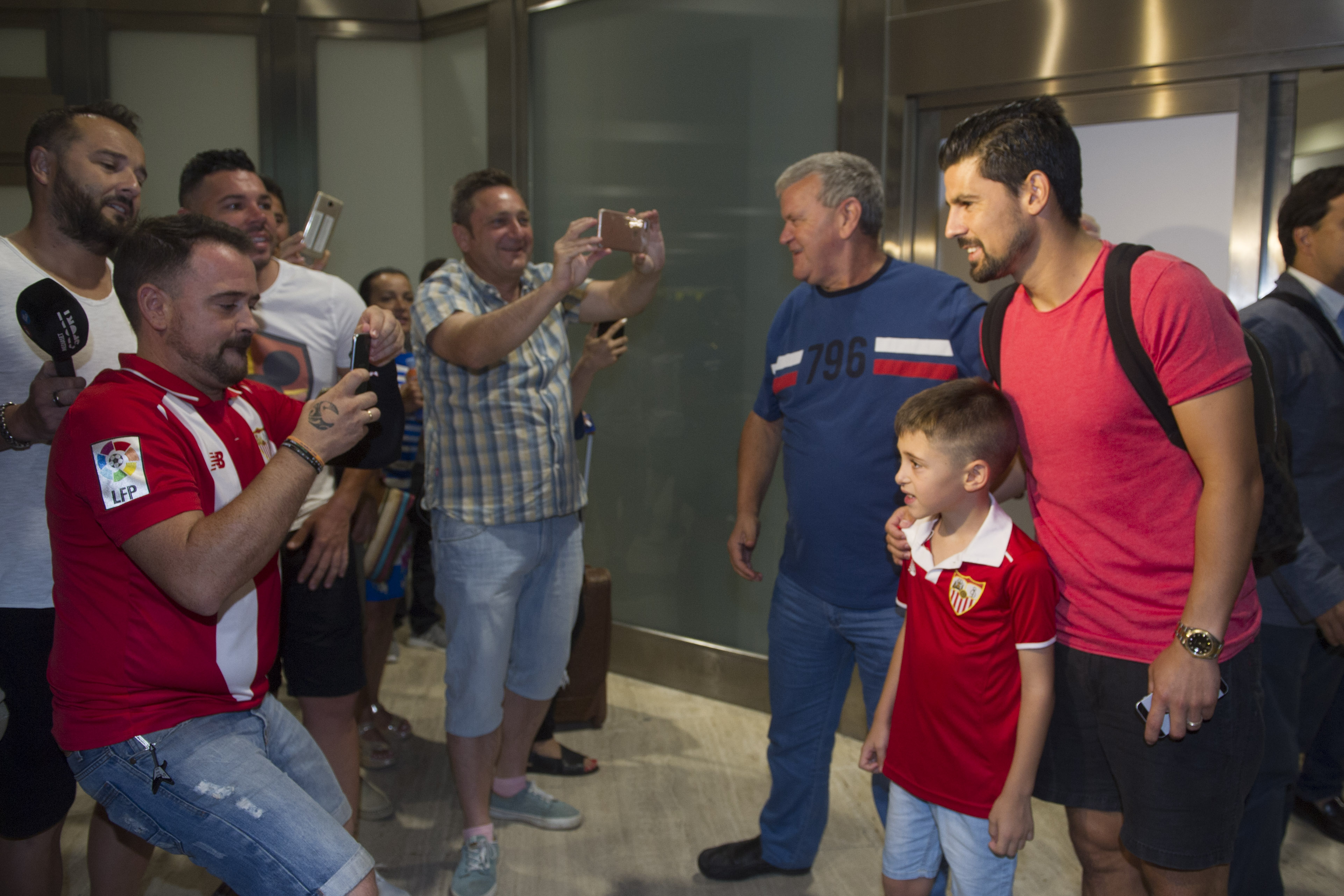 Nolito con aficionados del Sevilla FC en San Pablo