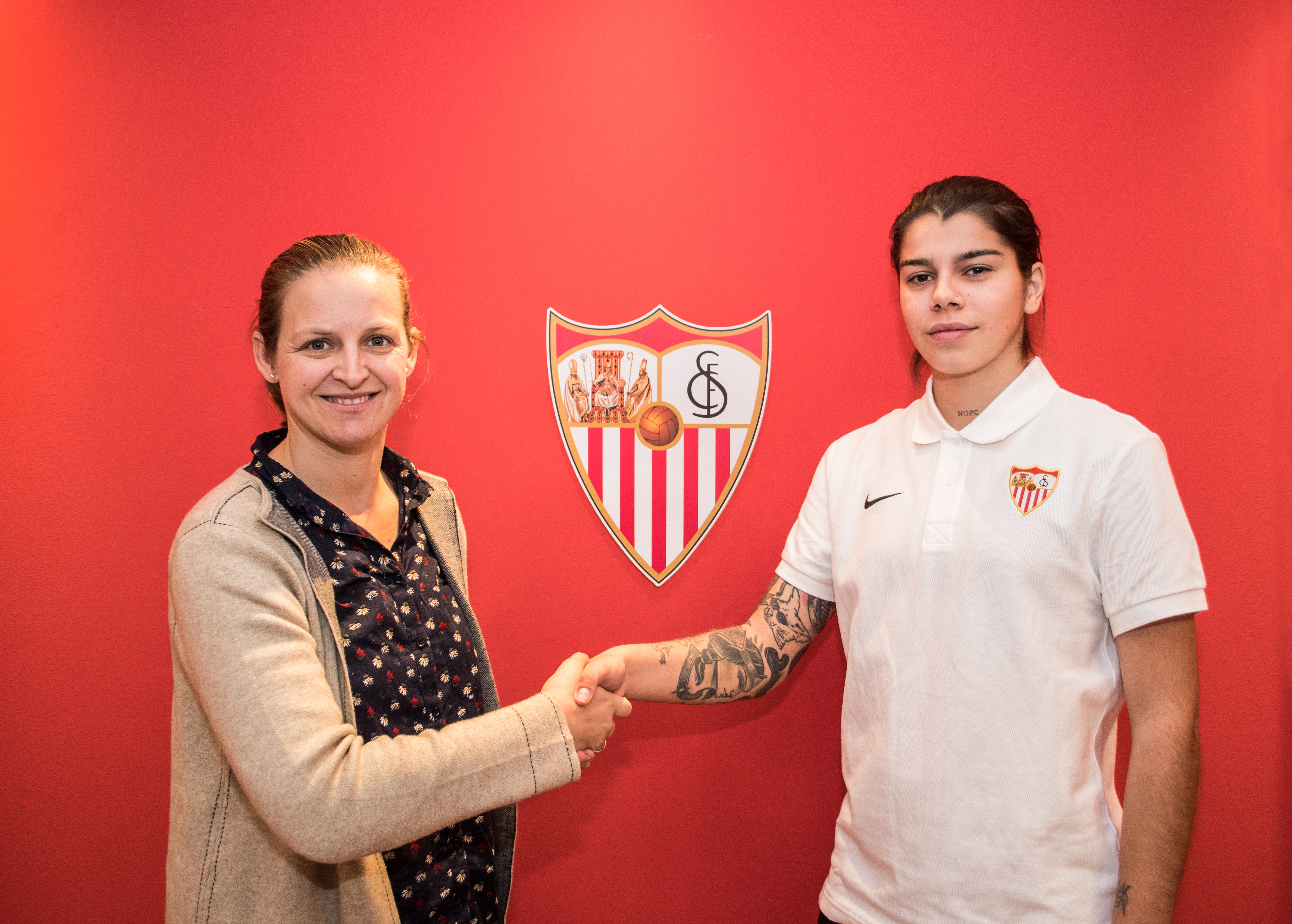 Nadya Kárpova y Amparo Gutiérrez, Directora de Fútbol Femenino del Sevilla FC, estrechan sus manos en su presentación