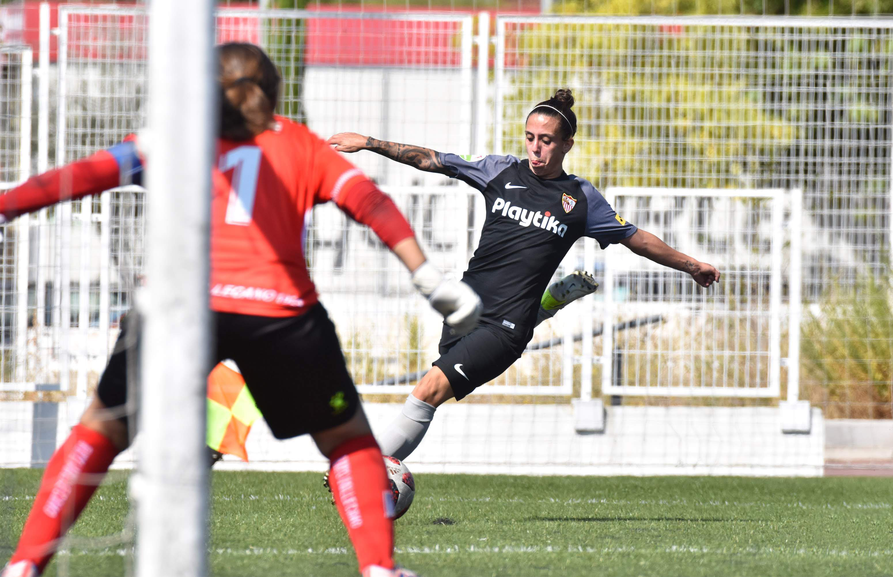 Nagore Calderón, jugadora del primer equipo femenino del Sevilla FC, se prepara para golpear el balón durante el partido ante el Rayo Vallecano de la Liga Iberdrola