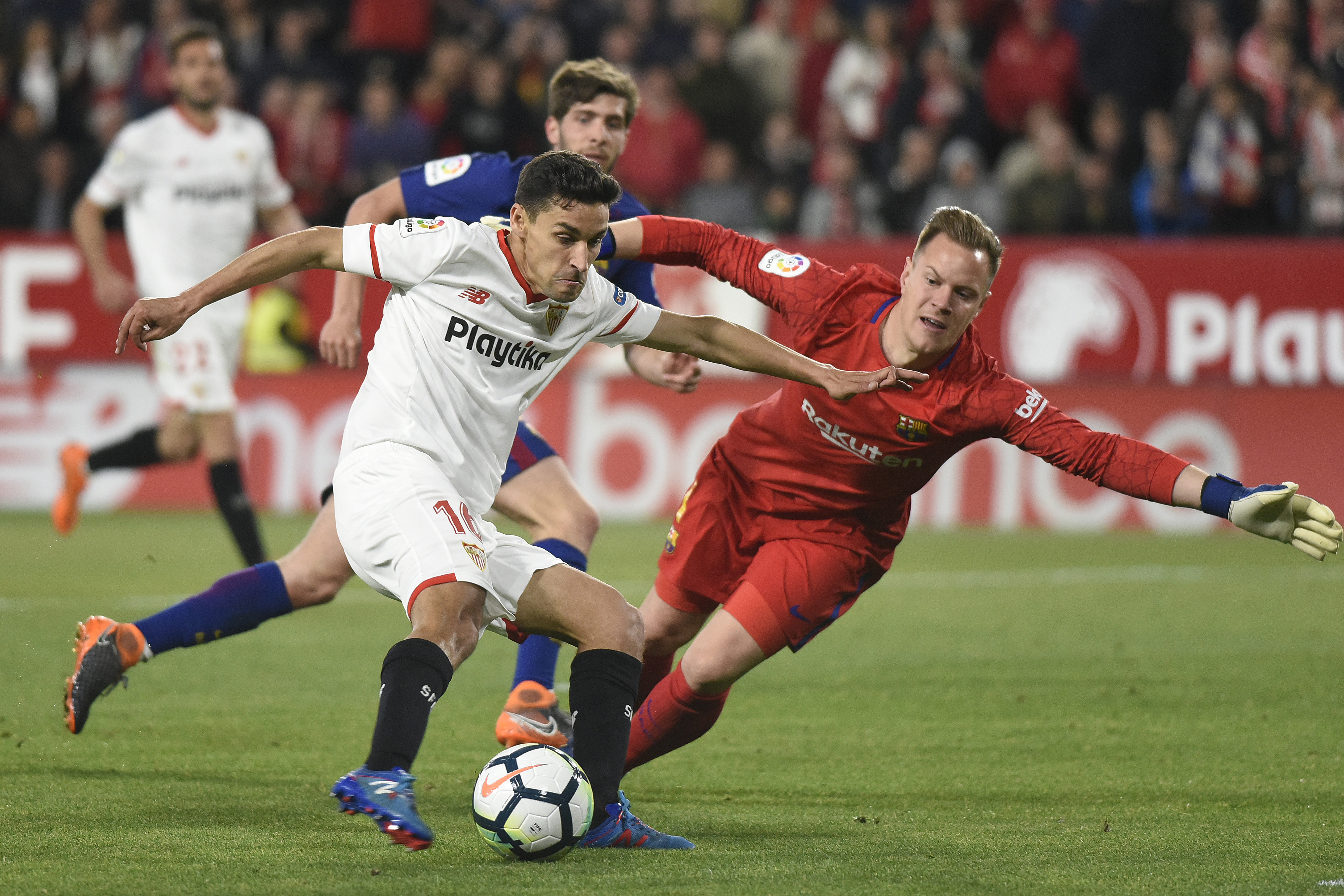Navas dispara ante Ter Stegen en el Sevilla-Barcelona de liga de la 17/18