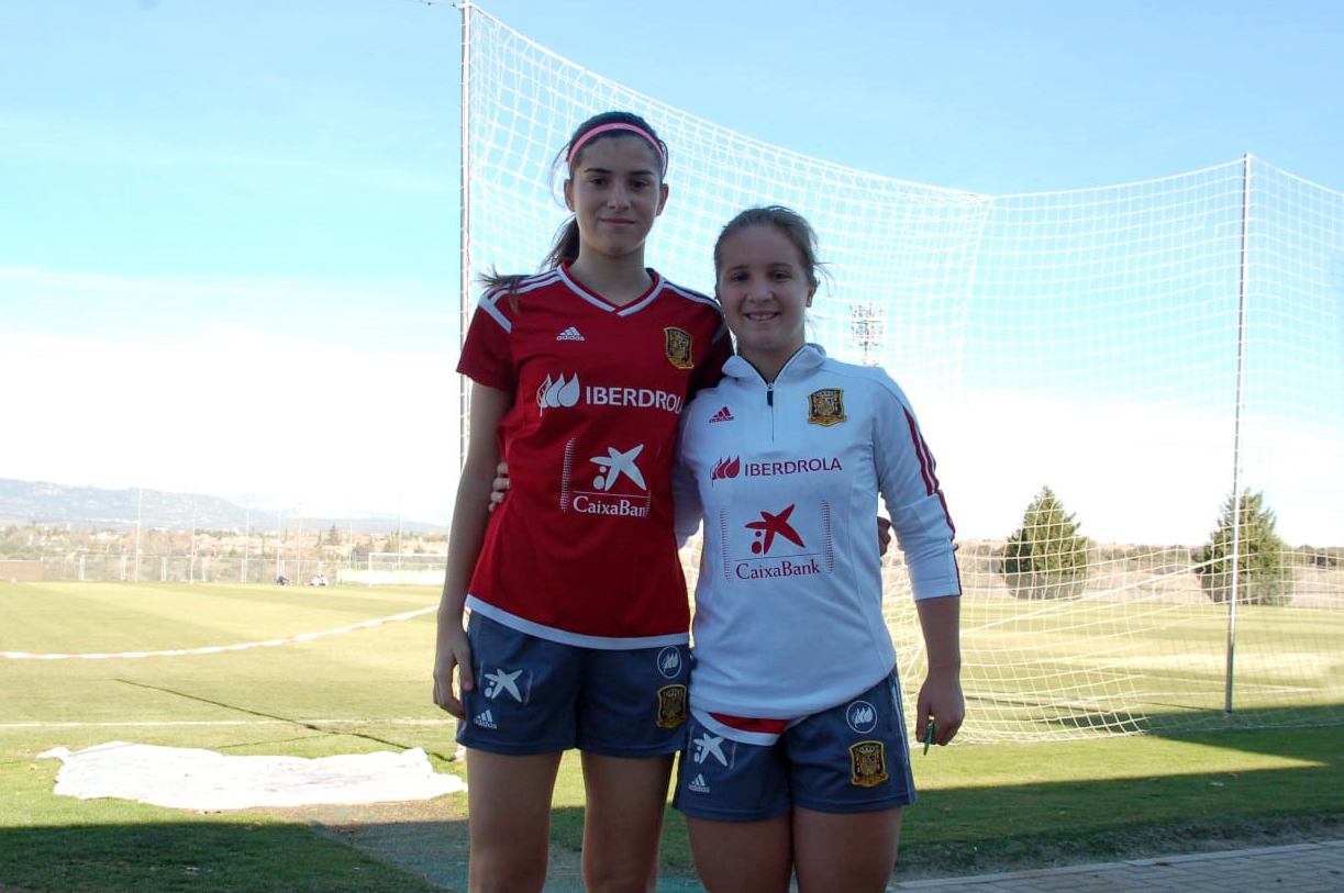 Nazaret Martín (izquierda) y Lidia Rayo (derecha), jugadoras del Sevilla FC, posan en la Ciudad del Fútbol de Las Rozas durante la concentración con la selección española sub-16 el pasado mes de enero
