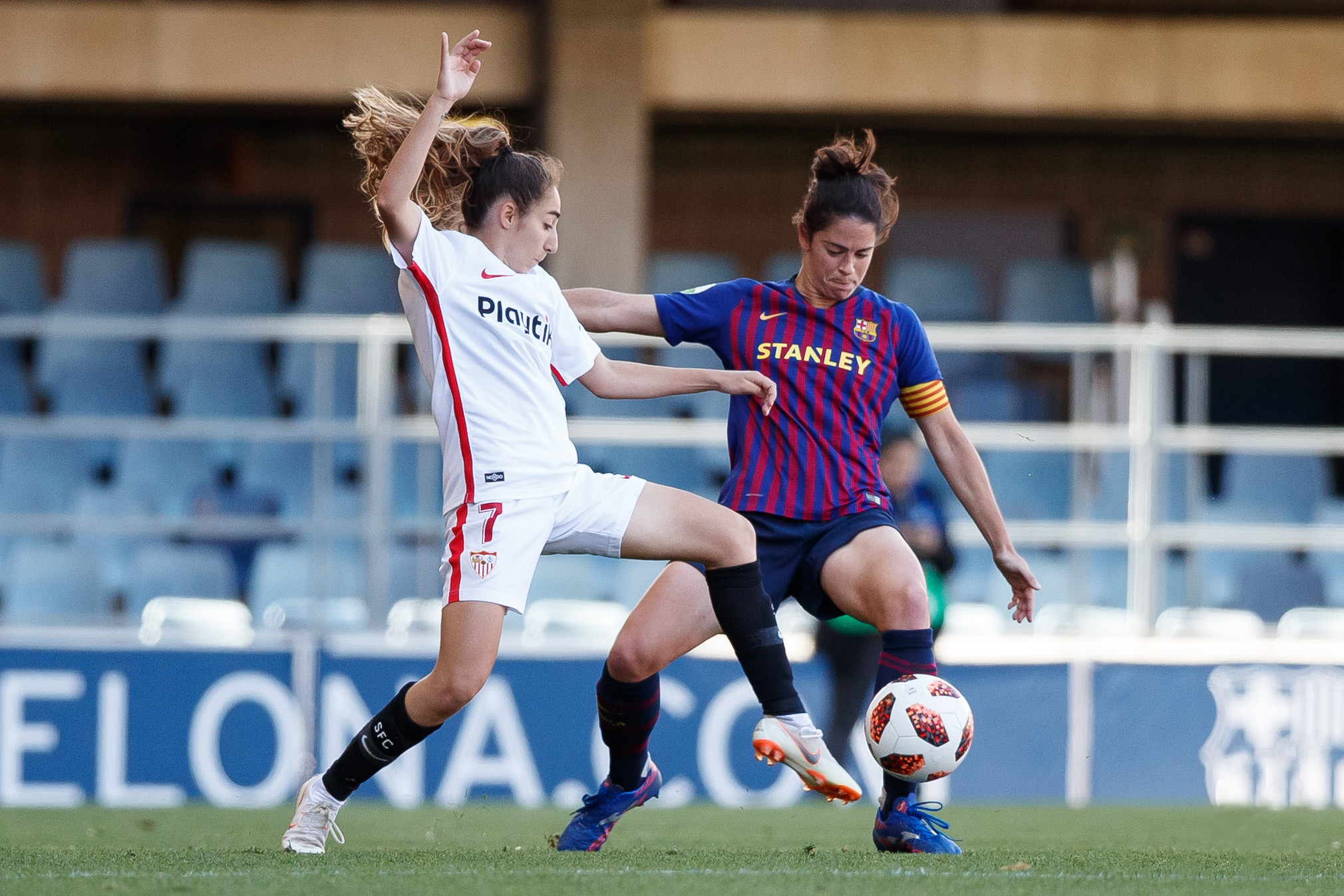 Olga Carmona, jugadora del primer equipo femenino del Sevilla FC, pugna por el balón con la culé Marta Torrejónº