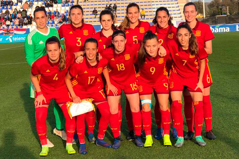 Olga Carmona, jugadora del primer equipo femenino del Sevilla FC, posa con sus compañeras de la selección española sub-19 en los prolegómenos del encuentro ante Países Bajos