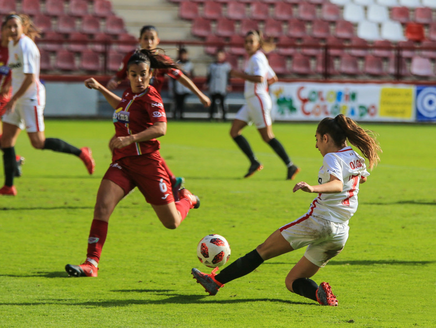 Olga Carmona toca el balón ante Silvia Ruiz durante el partido del primer equipo femenino del Sevilla FC ante la EDF Logroño de la Copa de de la Reina