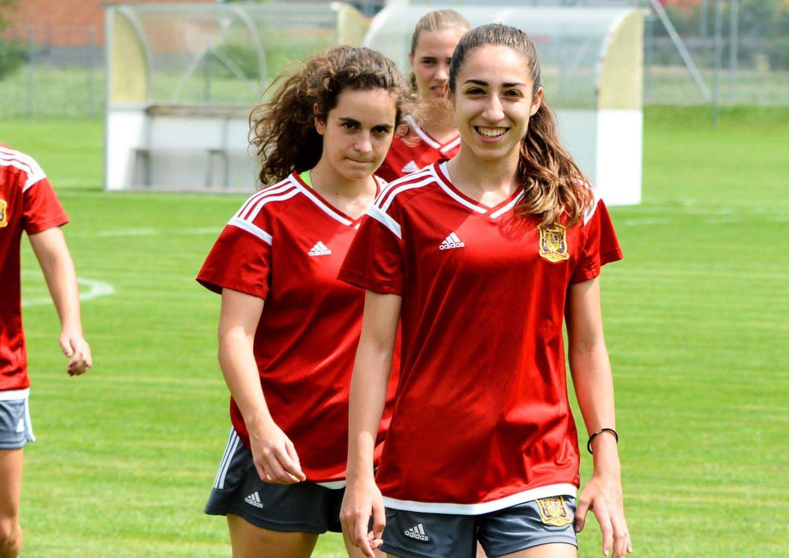 Olga Carmona, del primer equipo femenino del Sevilla FC, sonríe durante un entrenamiento con la selección española sub-19
