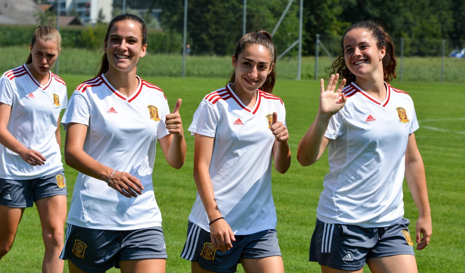 Olga Carmona, jugadora del primer equipo femenino del Sevilla FC, durante un entrenamiento con la selección española sub-19