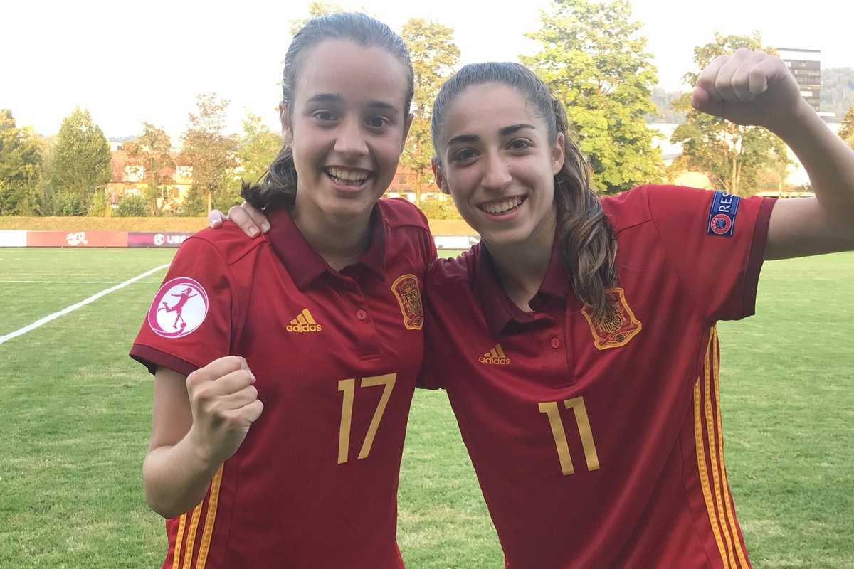 La delantera del Sevilla FC Olga Carmona (derecha) y Rosa Márquez celebran el pase de España a semifinales del Europeo sub-19