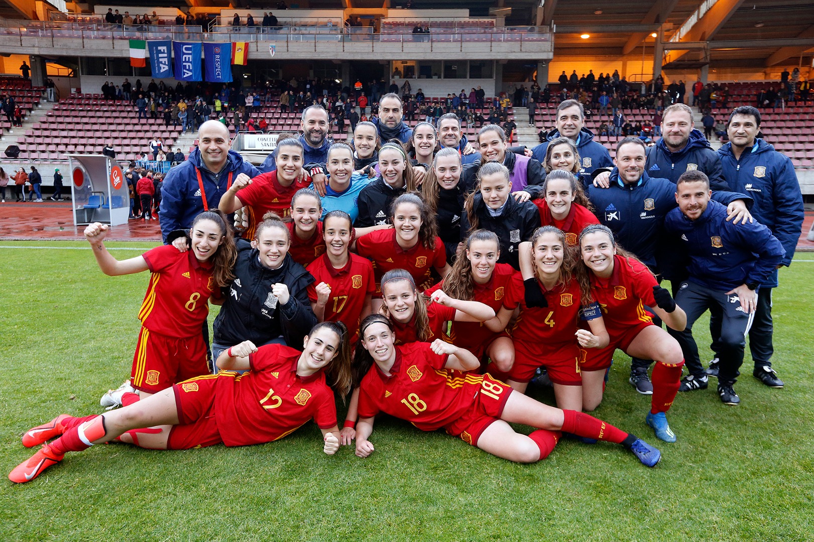 Olga Carmona, del primer equipo femenino del Sevilla FC y primera por la izquierda, celebra con sus compañeras el pase a la Fase Final del Europeo sub-19
