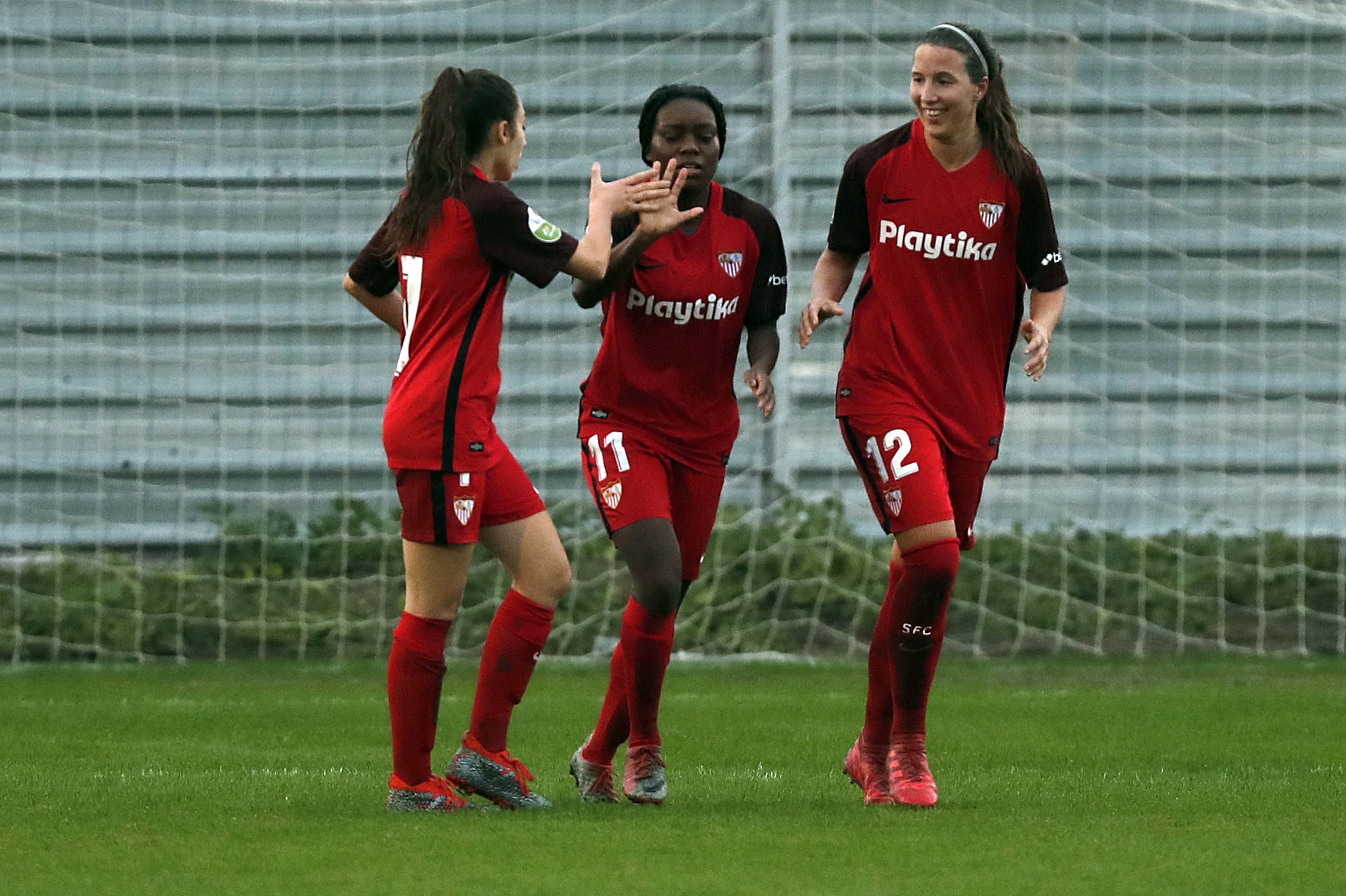 Olga Carmona y Jeni Morilla felicitan a Toni Payne tras el gol conseguido en Málaga la pasada semana para el primer equipo femenino del Sevilla FC