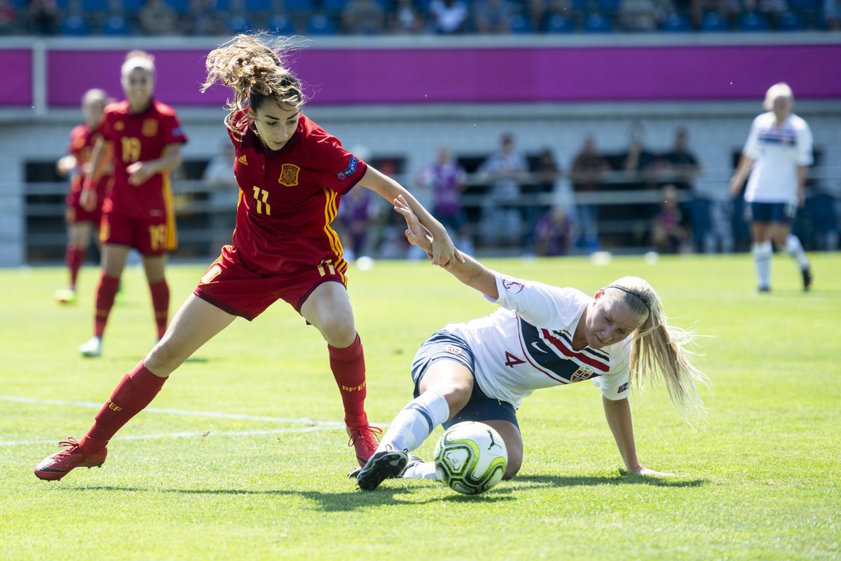 Olga Carmona pelea por el balón con Camilla Huseby durante el España-Noruega del Europeo sub-19